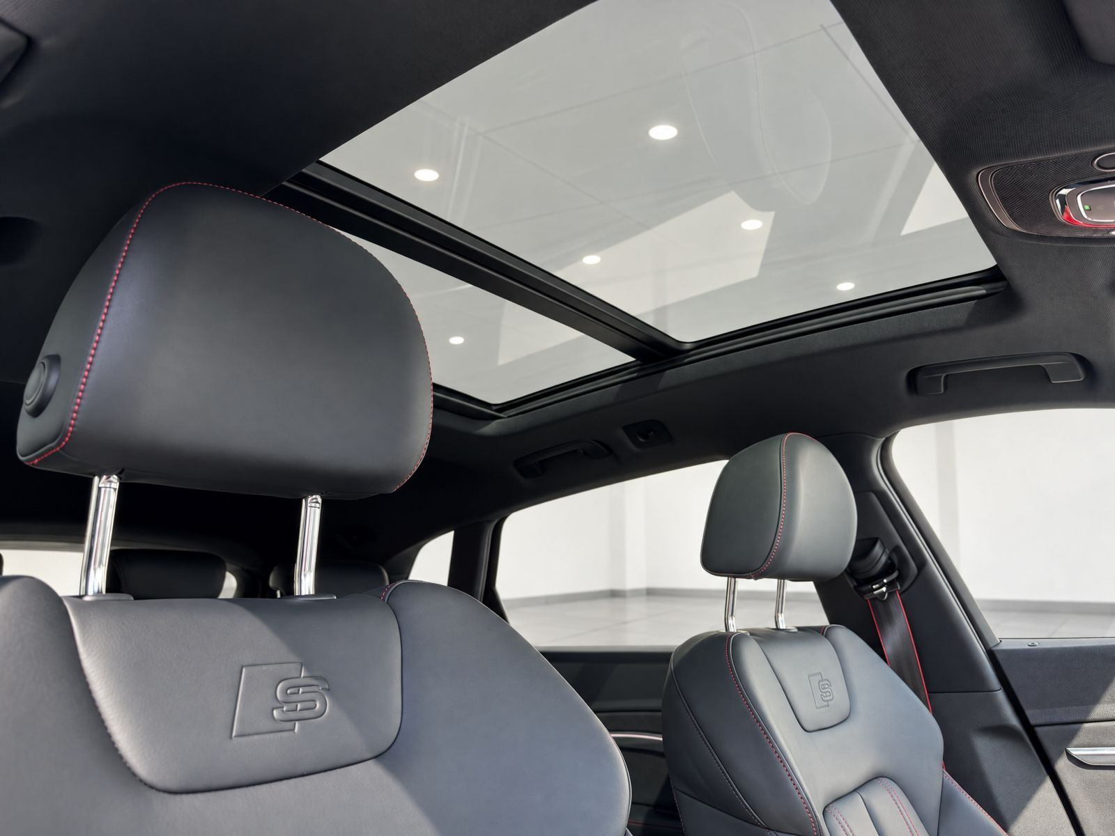 Audi Q8 e-tron S line 50 Matrix Standklima Luftfederung HuD AHK