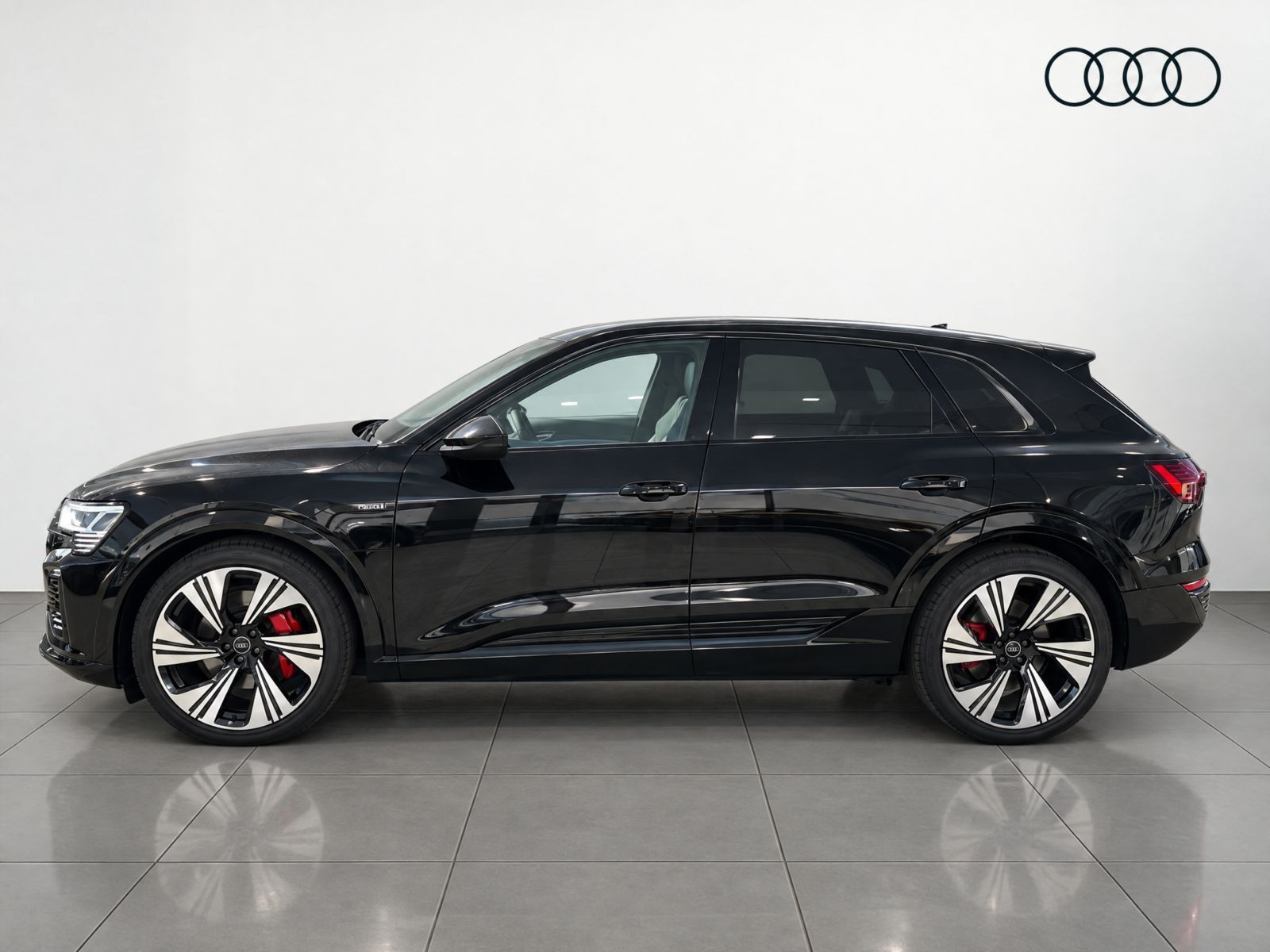 Audi Q8 e-tron S line 50 Matrix Standklima Luftfederung HuD AHK