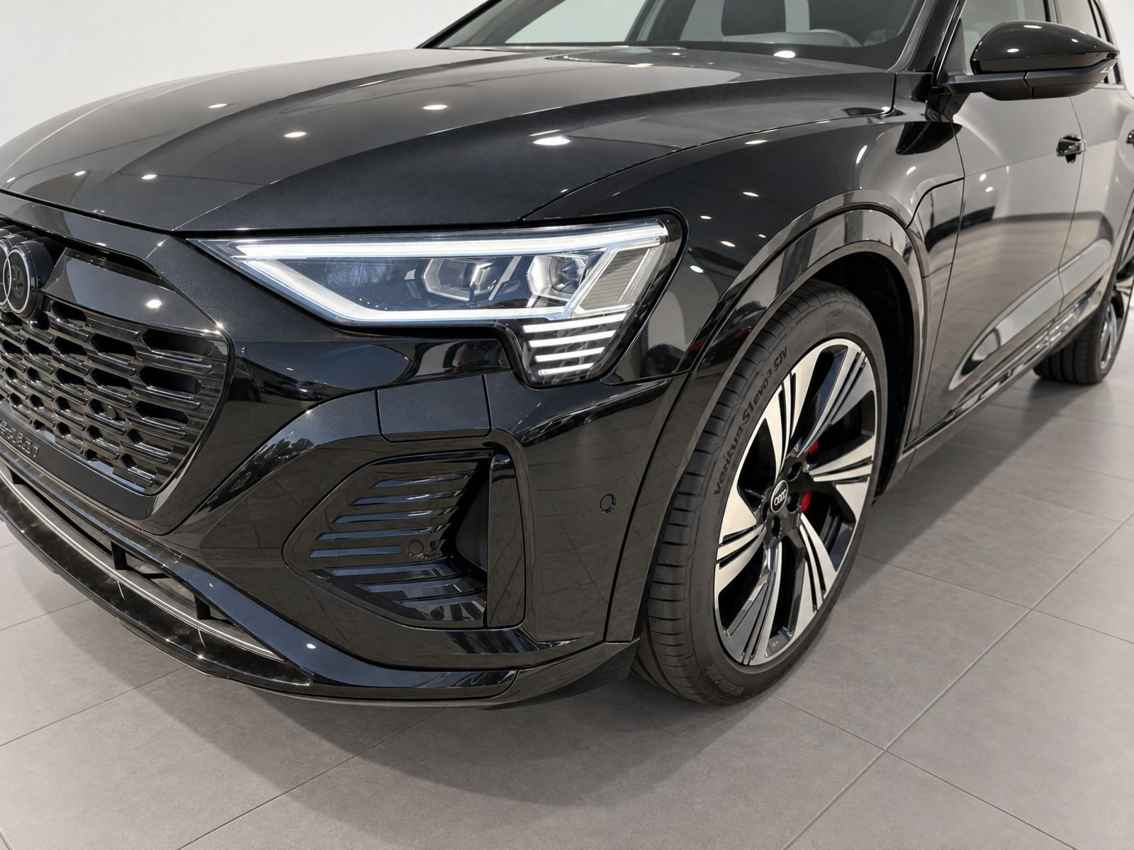 Audi Q8 e-tron S line 50 Matrix Standklima Luftfederung HuD AHK