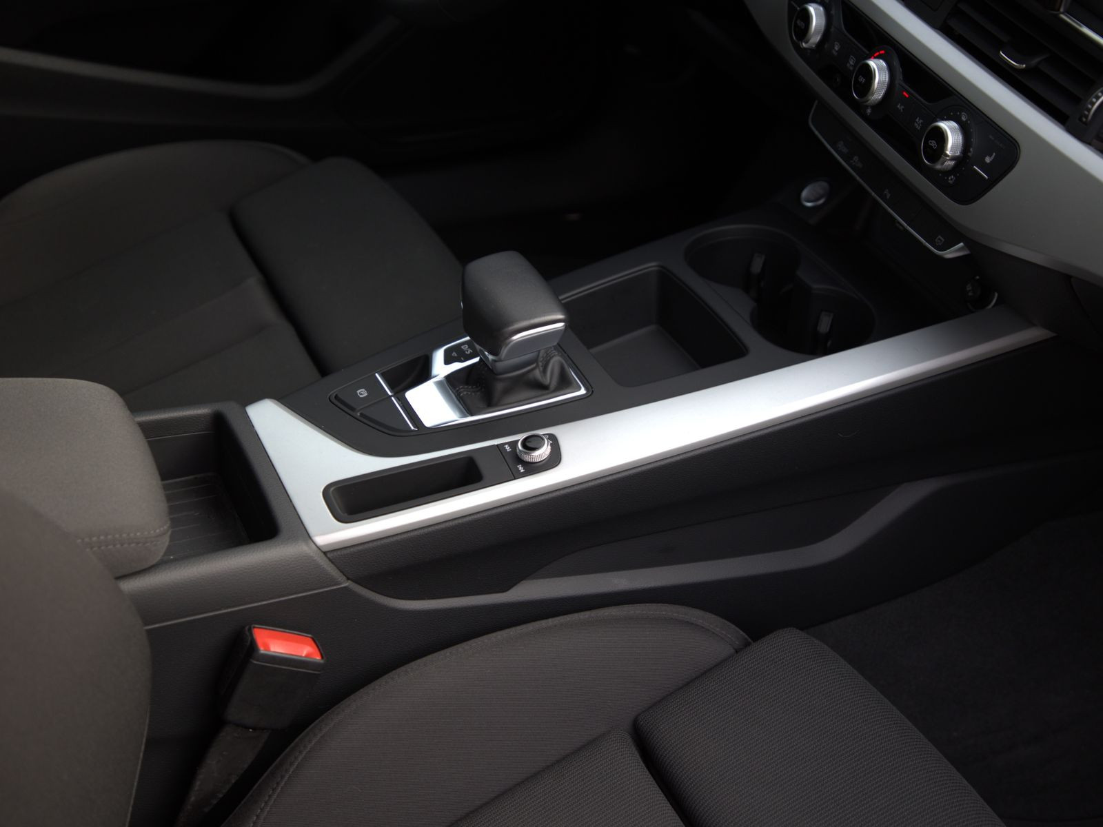Audi A4 Avant 30TDI Stronic Navi LED ACC EPH AHK
