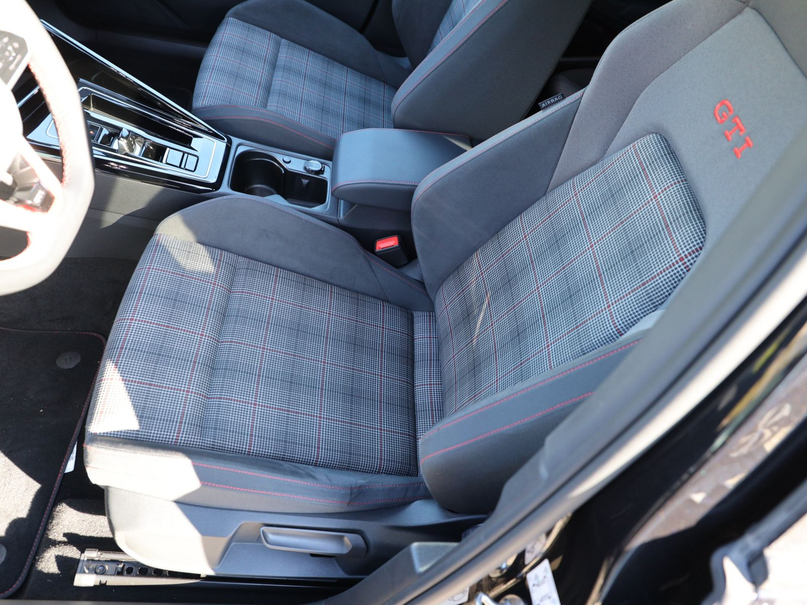 Volkswagen Golf VIII GTI 2.0 TSI DSG, Panoramadach, LED-Matrix, Soundsystem, Navi, Rückfahrkamera