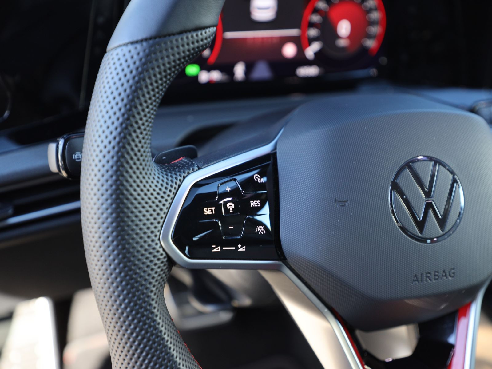 Volkswagen Golf VIII GTI 2.0 TSI DSG, Panoramadach, LED-Matrix, Soundsystem, Navi, Rückfahrkamera