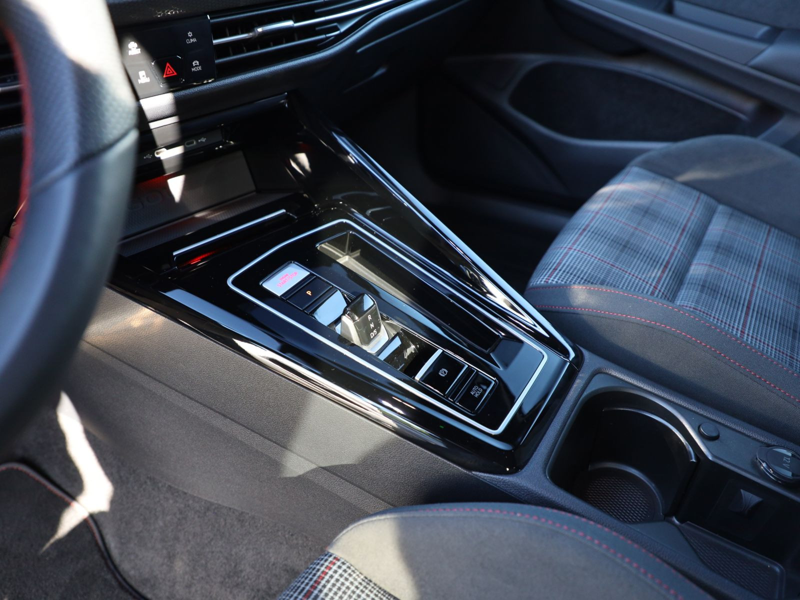 Volkswagen Golf VIII GTI 2.0 TSI DSG, Panoramadach, LED-Matrix, Soundsystem, Navi, Rückfahrkamera