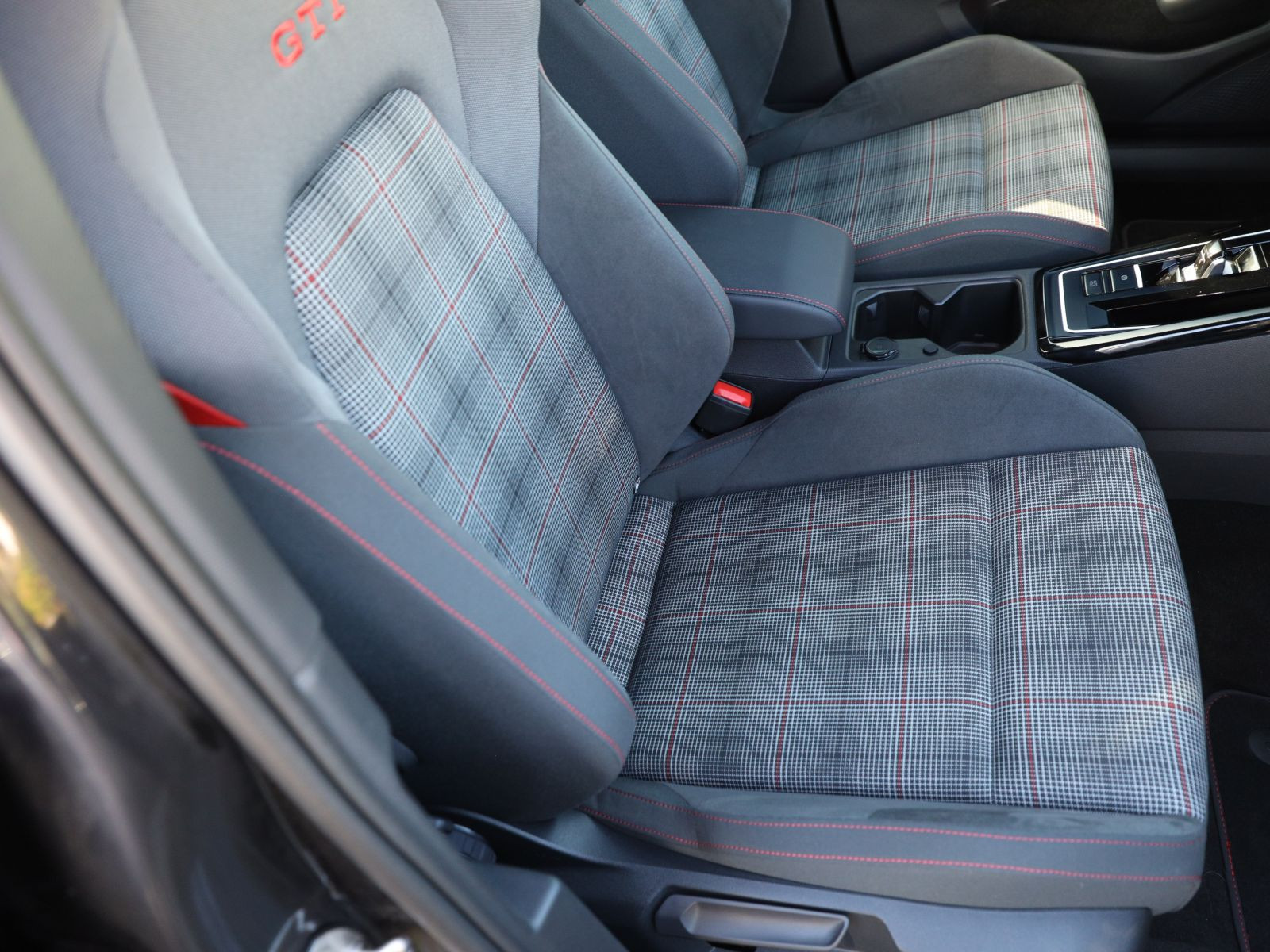 Volkswagen Golf VIII GTI 2.0 TSI DSG, Panoramadach, LED-Matrix, Soundsystem, Navi, Rückfahrkamera