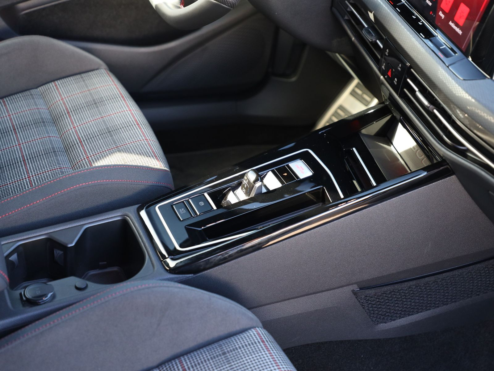 Volkswagen Golf VIII GTI 2.0 TSI DSG, Panoramadach, LED-Matrix, Soundsystem, Navi, Rückfahrkamera
