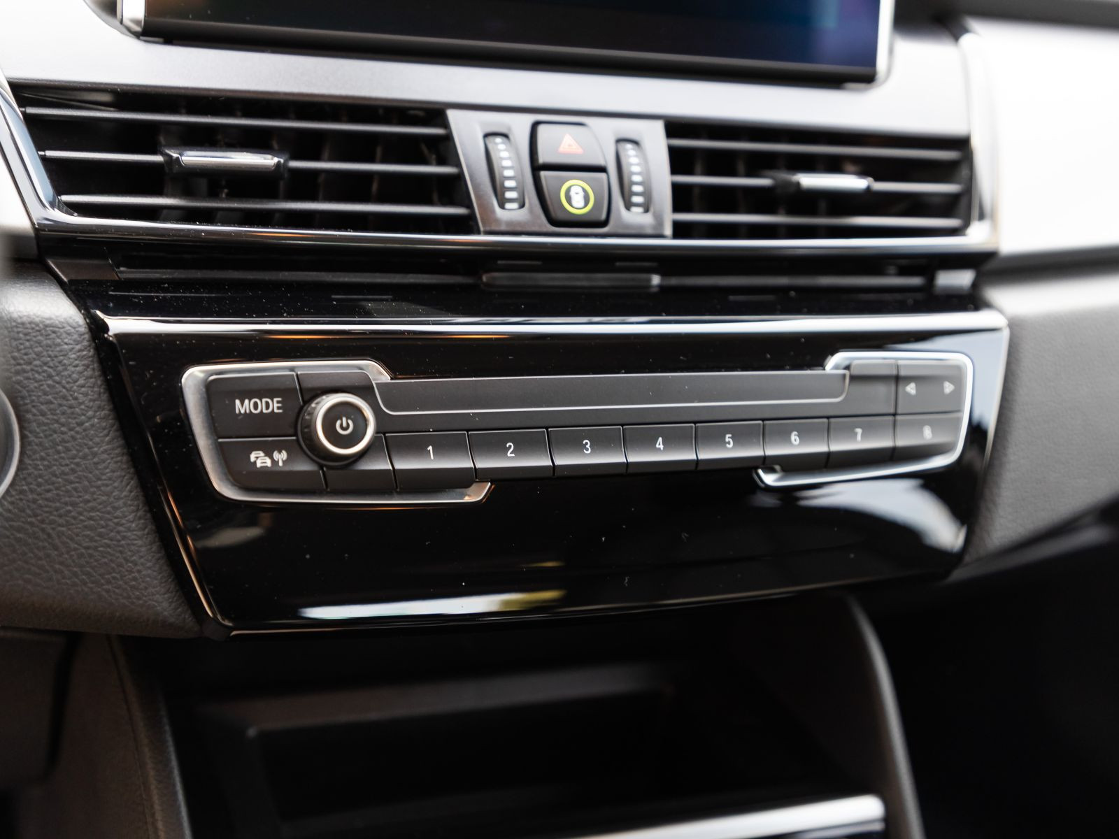 BMW Avtive Tourer 218d Advantage 110kW AHK NAVI