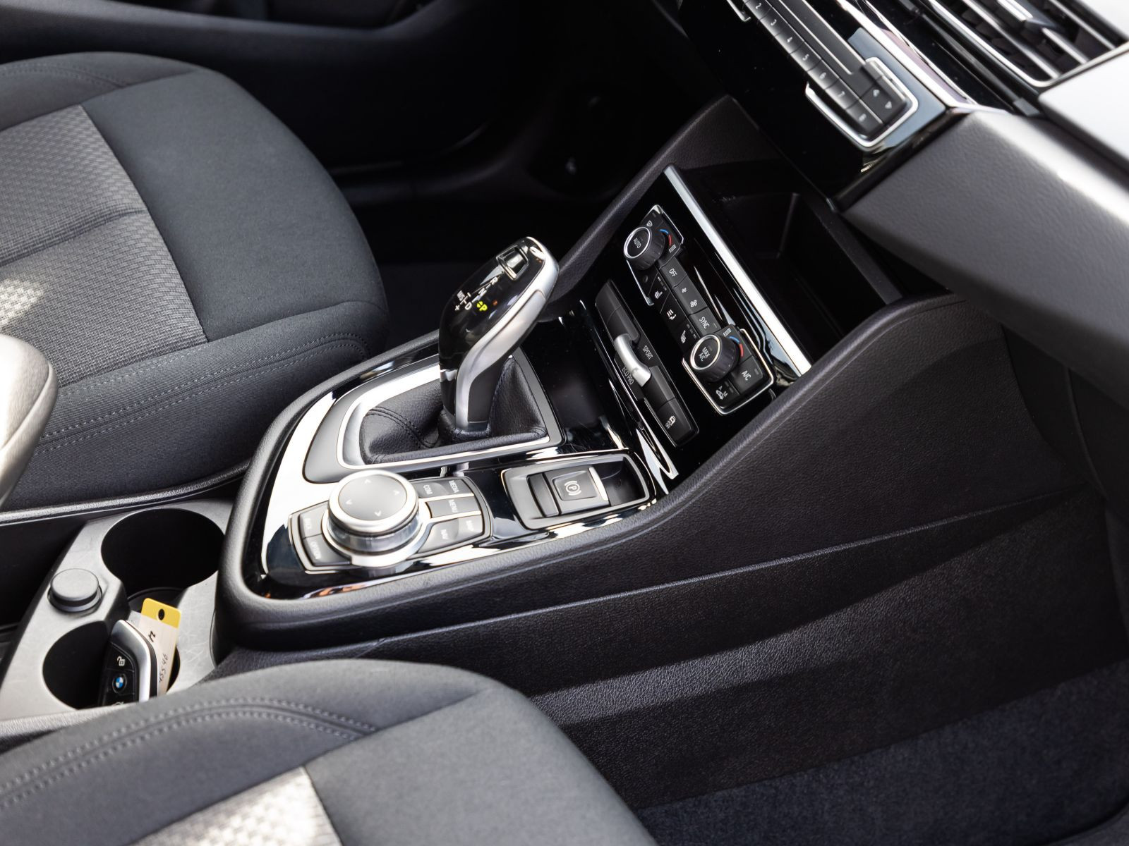 BMW Avtive Tourer 218d Advantage 110kW AHK NAVI