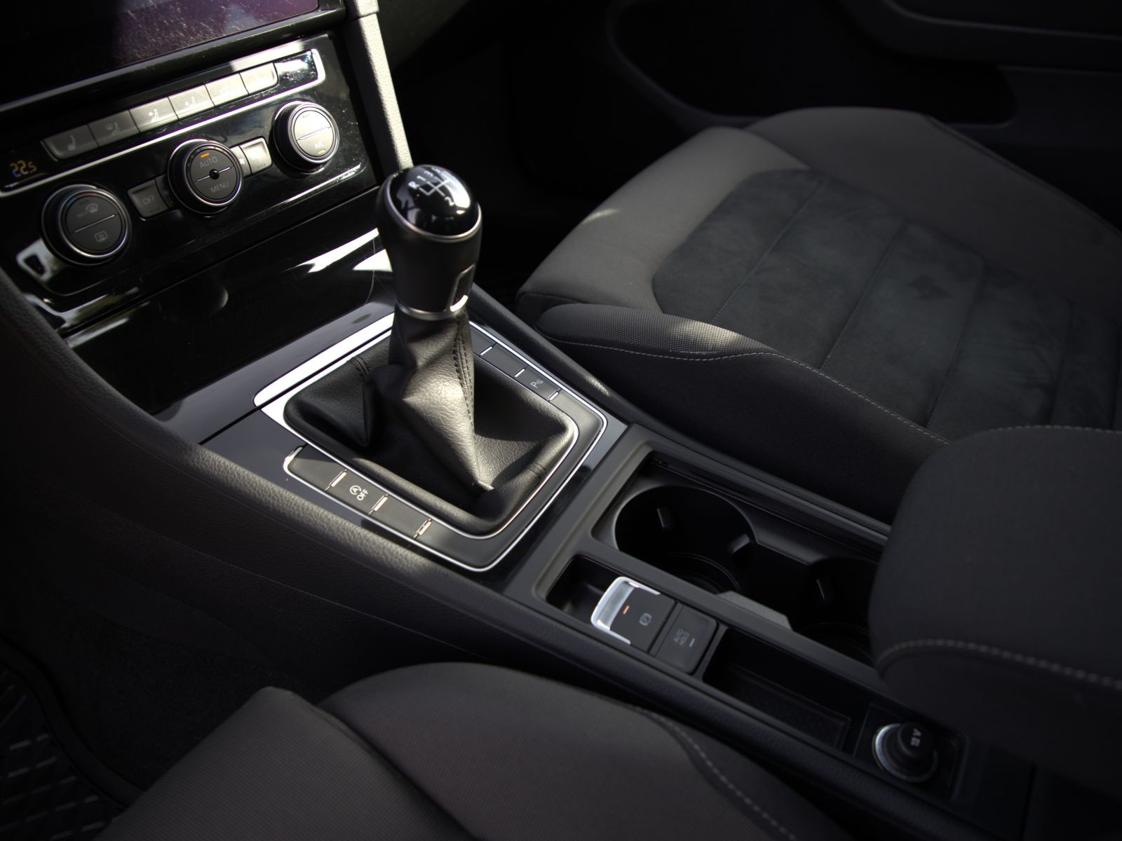 Volkswagen Golf VII 1.5 TSI Highline, Navi, LED, Parkpilot, Klima