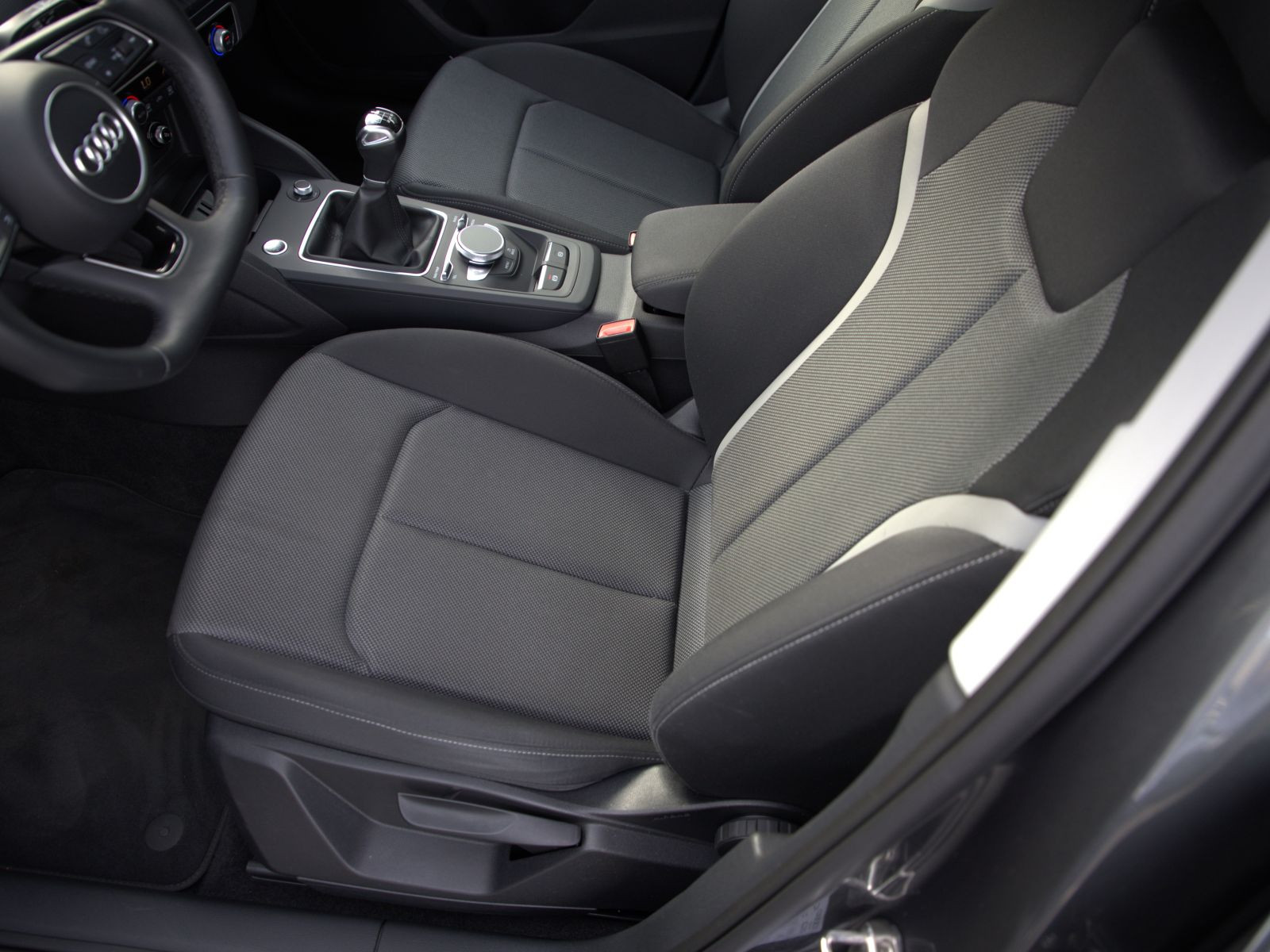 Audi Q2 S line 30TFSI LED Pano DAB EPH CarPlay AHK