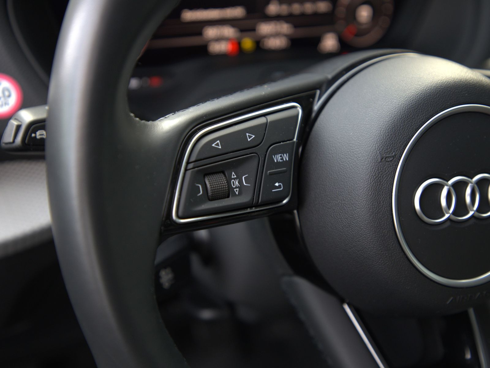 Audi Q2 S line 30TFSI LED Pano DAB EPH CarPlay AHK