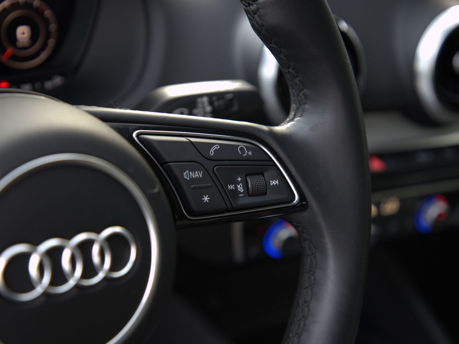 Audi Q2 S line 30TFSI LED Pano DAB EPH CarPlay AHK