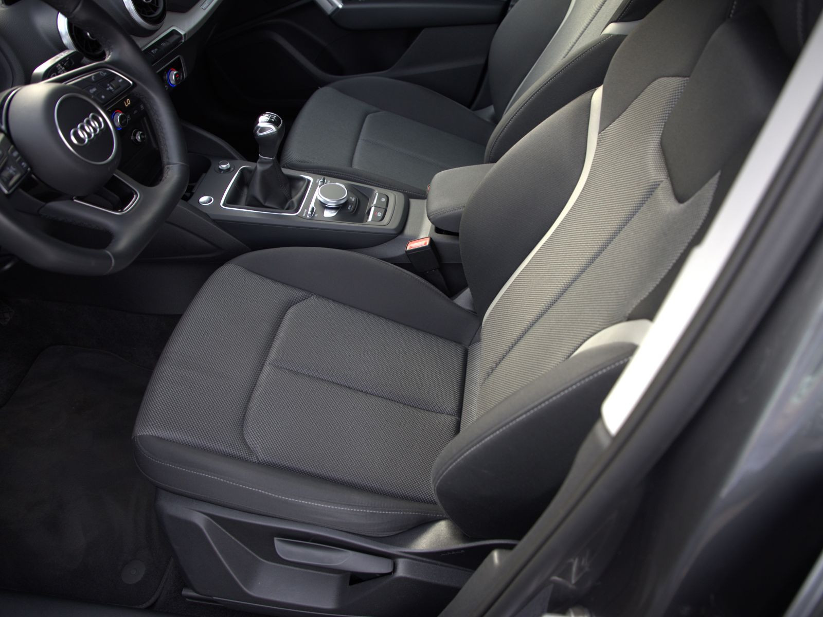 Audi Q2 S line 30TFSI LED Pano DAB EPH CarPlay AHK