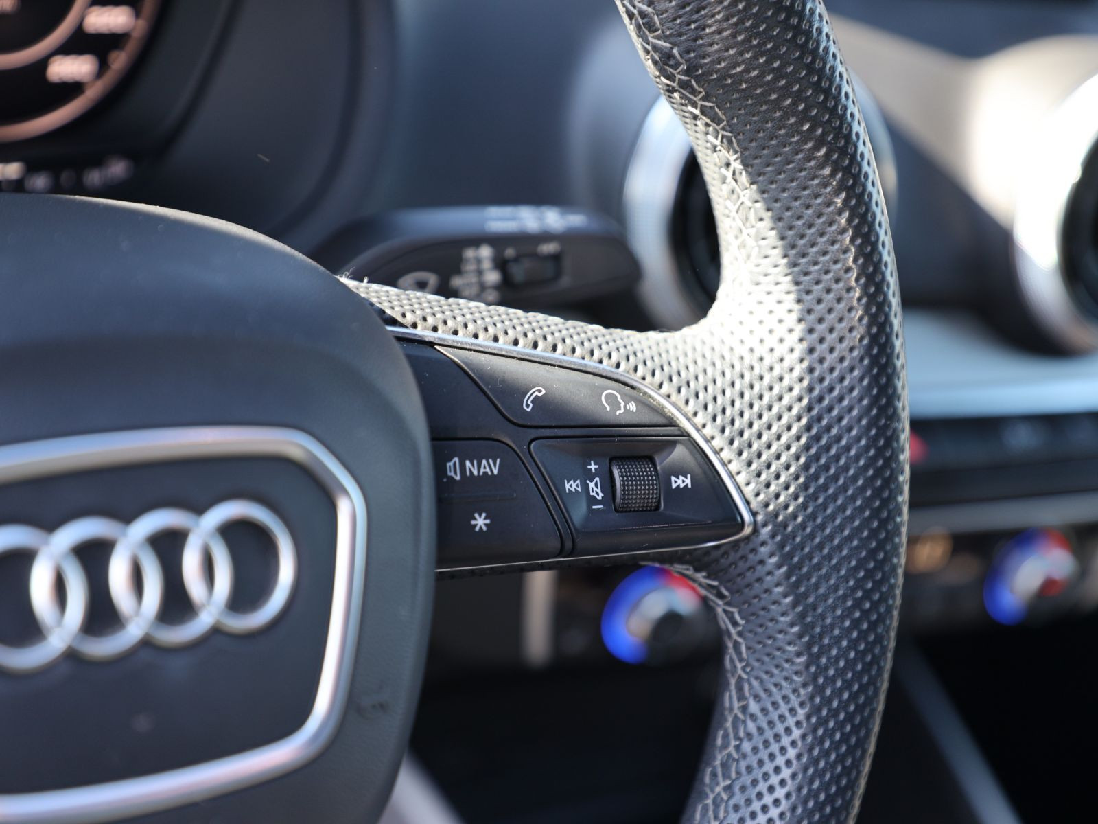 Audi Q2 S line 40TFSI qu Stronic Navi Matrix Panorama