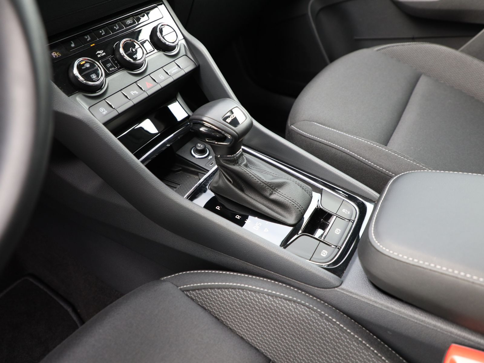 Skoda Karoq Selection 1.5TSI Panorama ACC Navi LED EPH