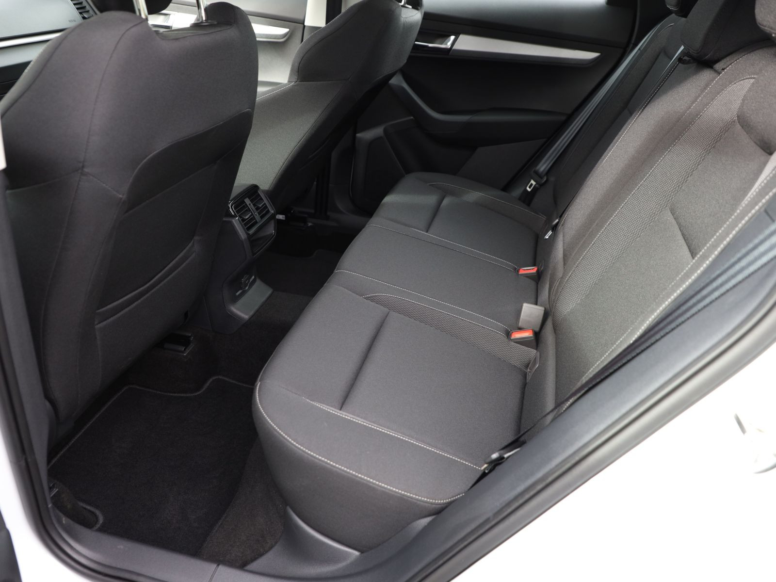 Skoda Karoq Selection 1.5TSI Panorama ACC Navi LED EPH