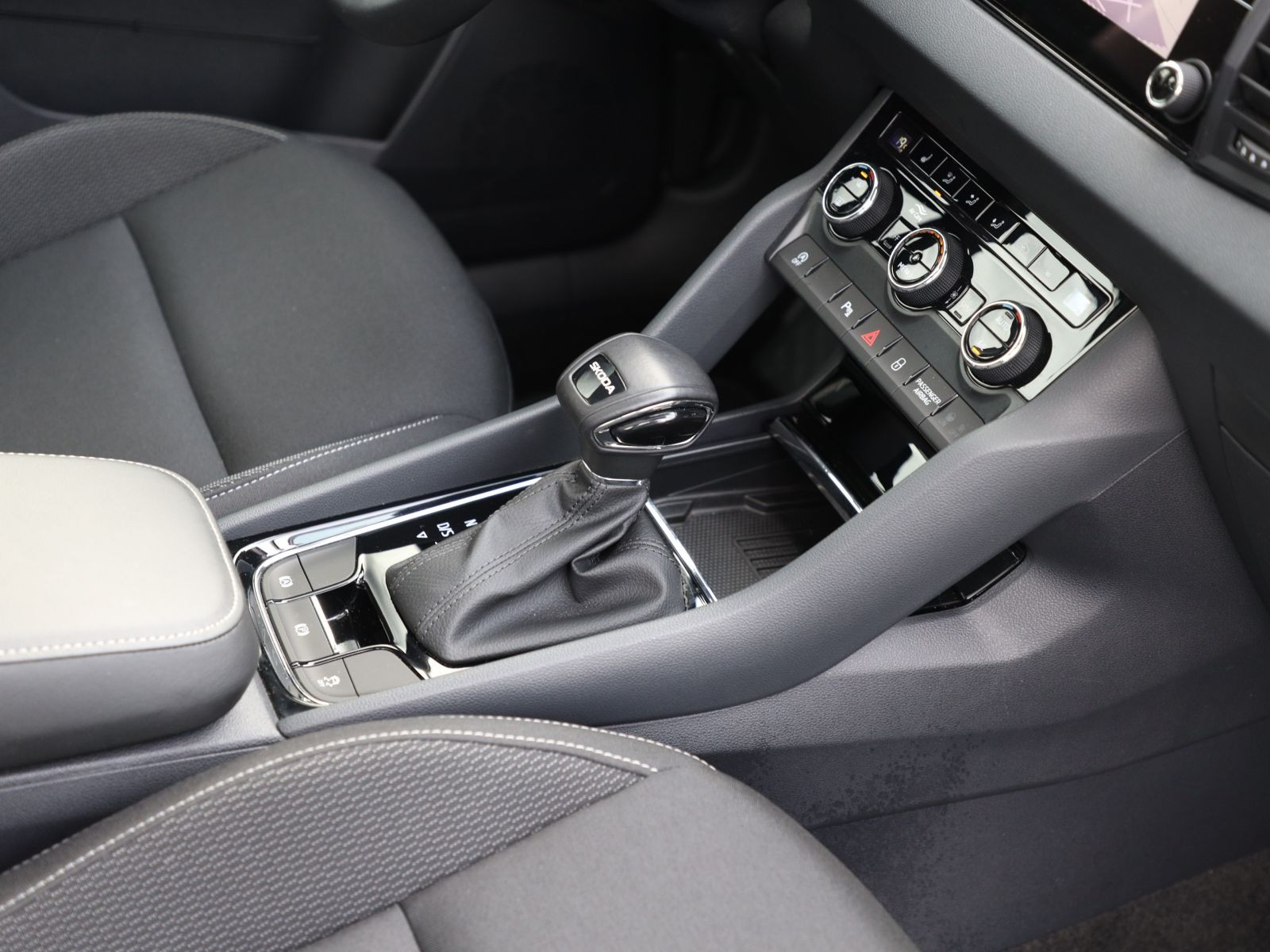 Skoda Karoq Selection 1.5TSI Panorama ACC Navi LED EPH