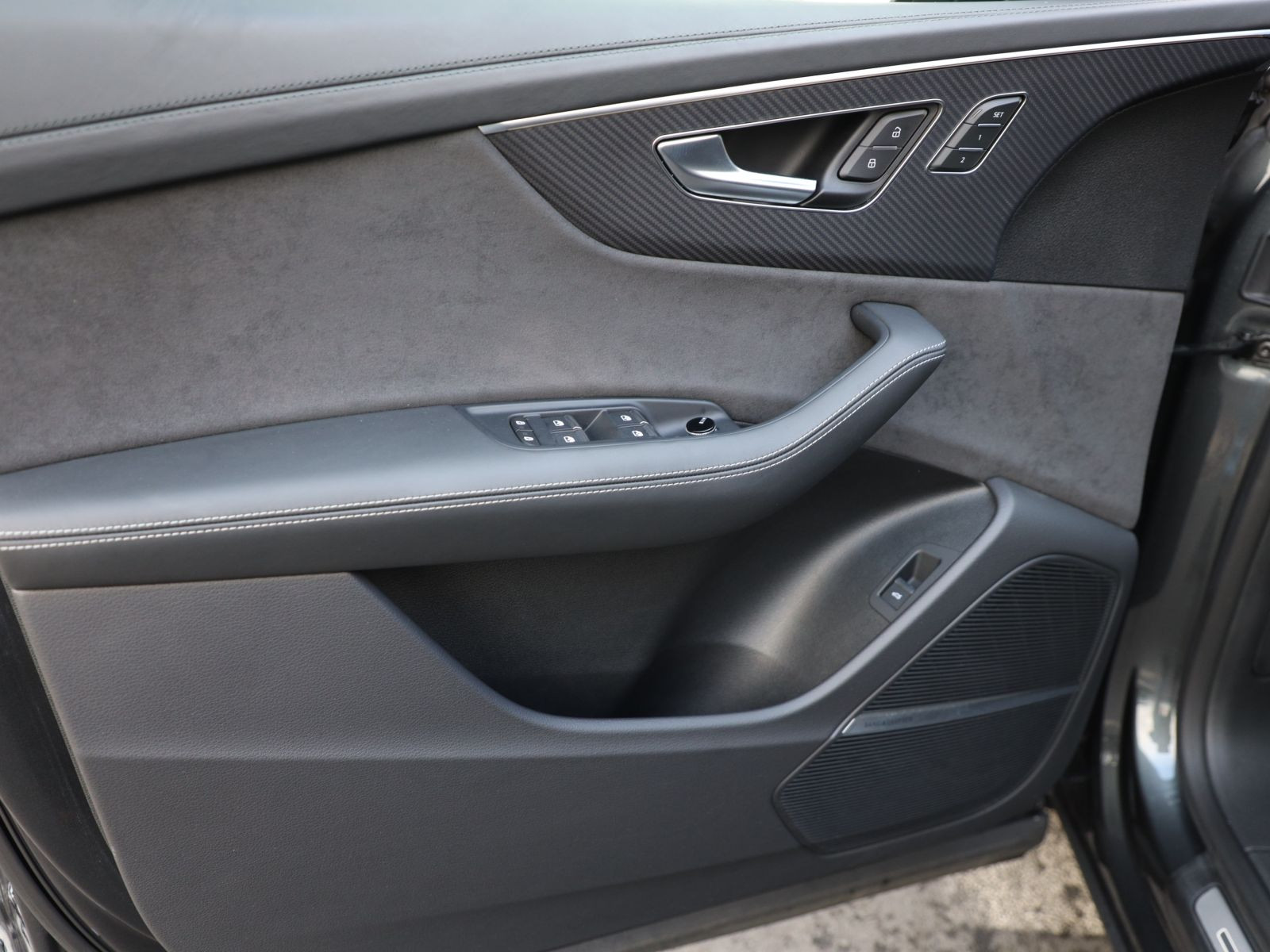 Audi RS Q8 Navi LED HuD Panorama Luftfederung AHK
