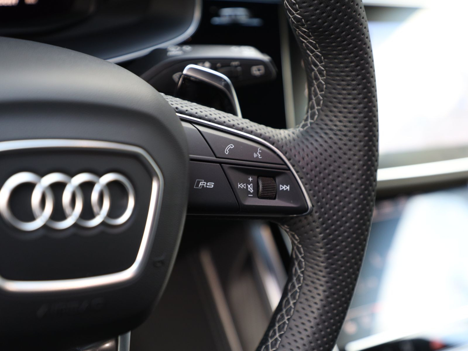 Audi RS Q8 Navi LED HuD Panorama Luftfederung AHK