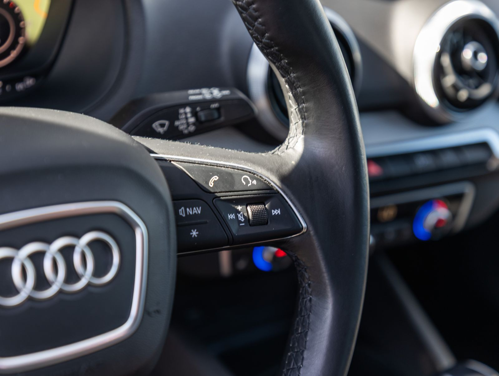 Audi Q2 S line 35TFSI Stronic Navi LED ACC EPH AHK
