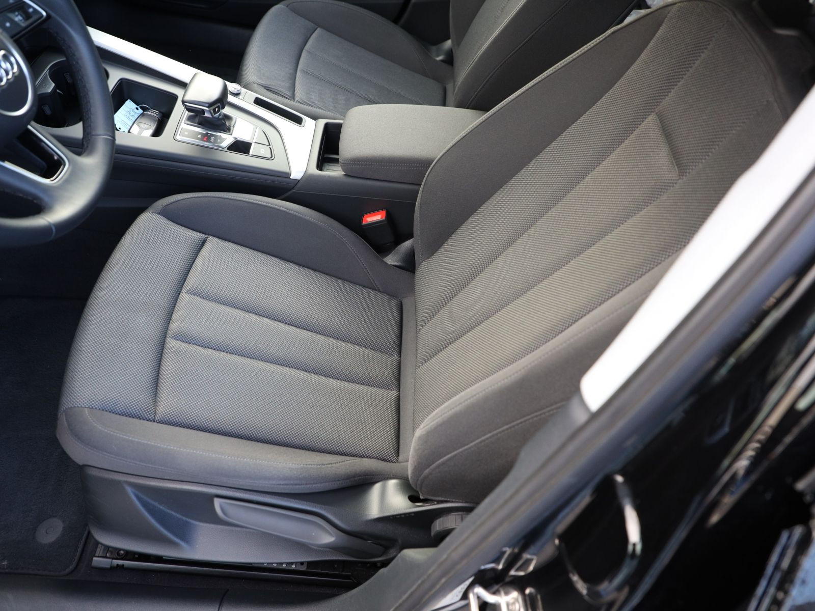 Audi A4 Avant 30TDI Stronic Navi LED GRA EPH DAB AHK