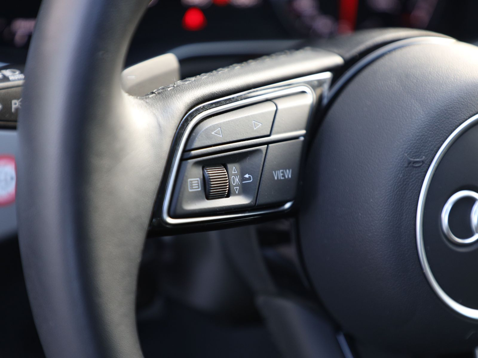 Audi A4 Avant 30TDI Stronic Navi LED GRA EPH DAB AHK