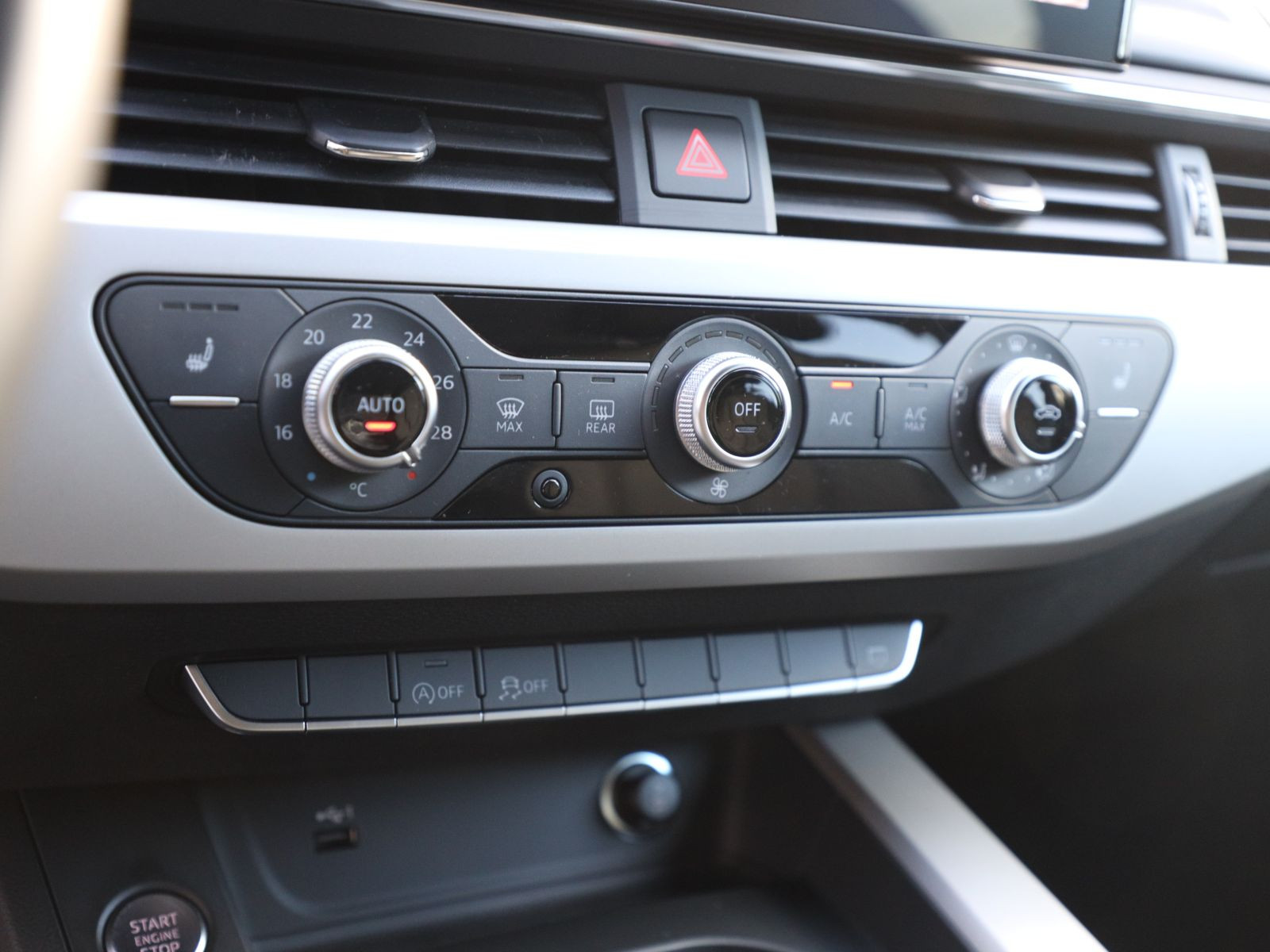 Audi A4 Avant 30TDI Stronic Navi LED GRA EPH DAB AHK