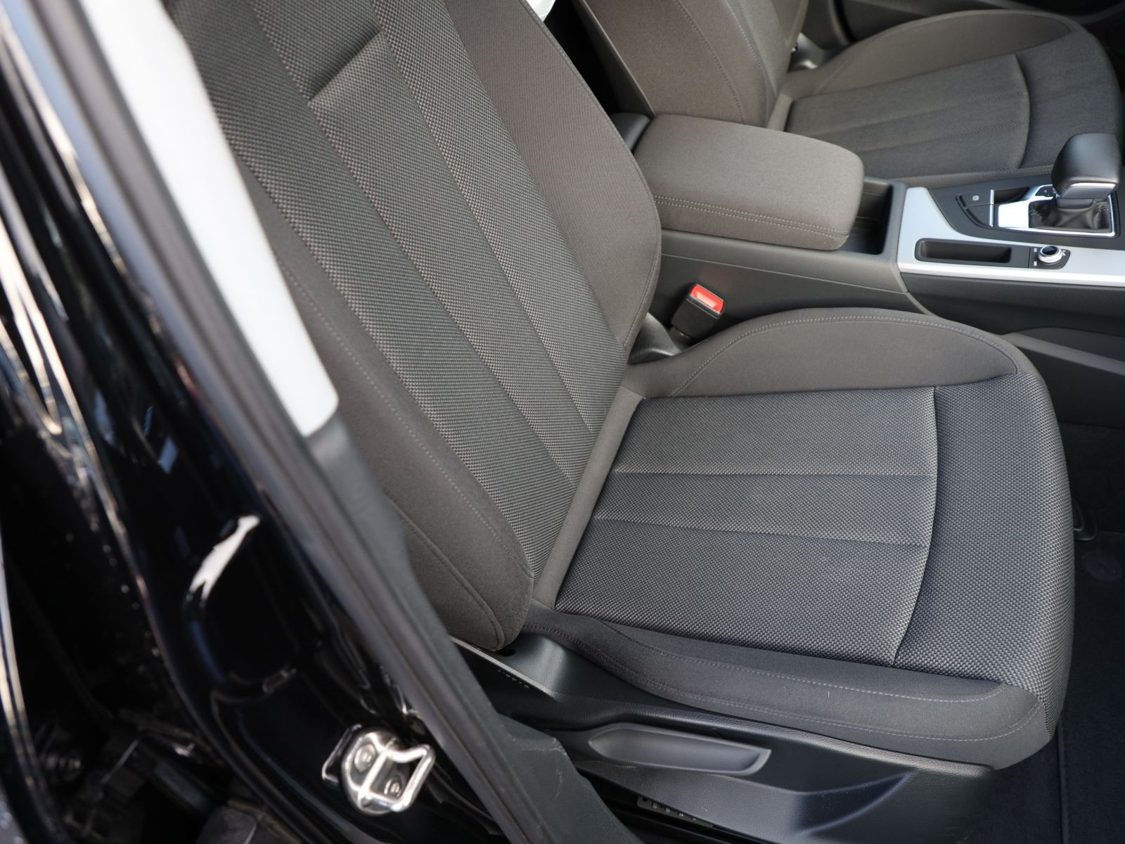 Audi A4 Avant 30TDI Stronic Navi LED GRA EPH DAB AHK
