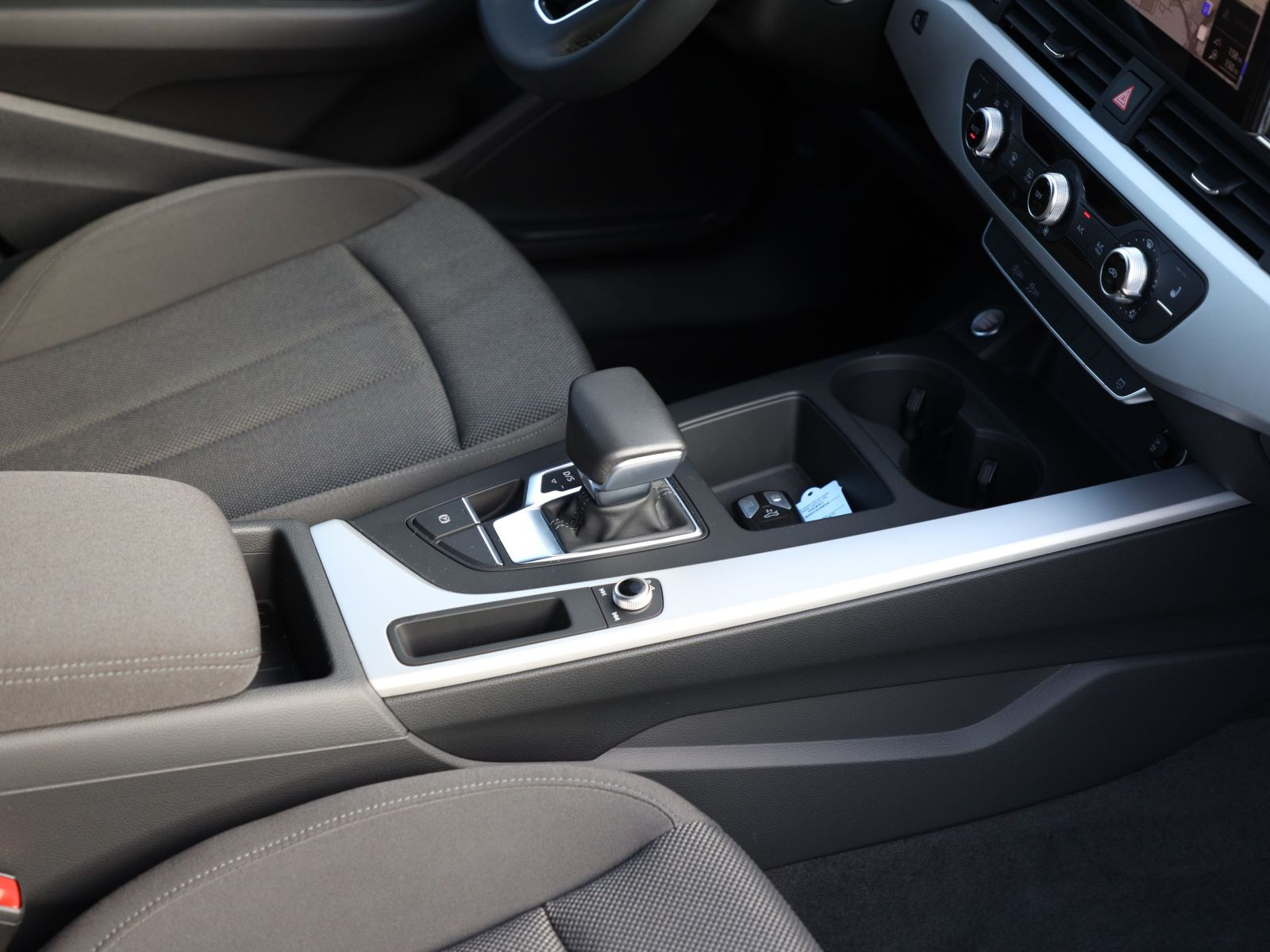 Audi A4 Avant 30TDI Stronic Navi LED GRA EPH DAB AHK