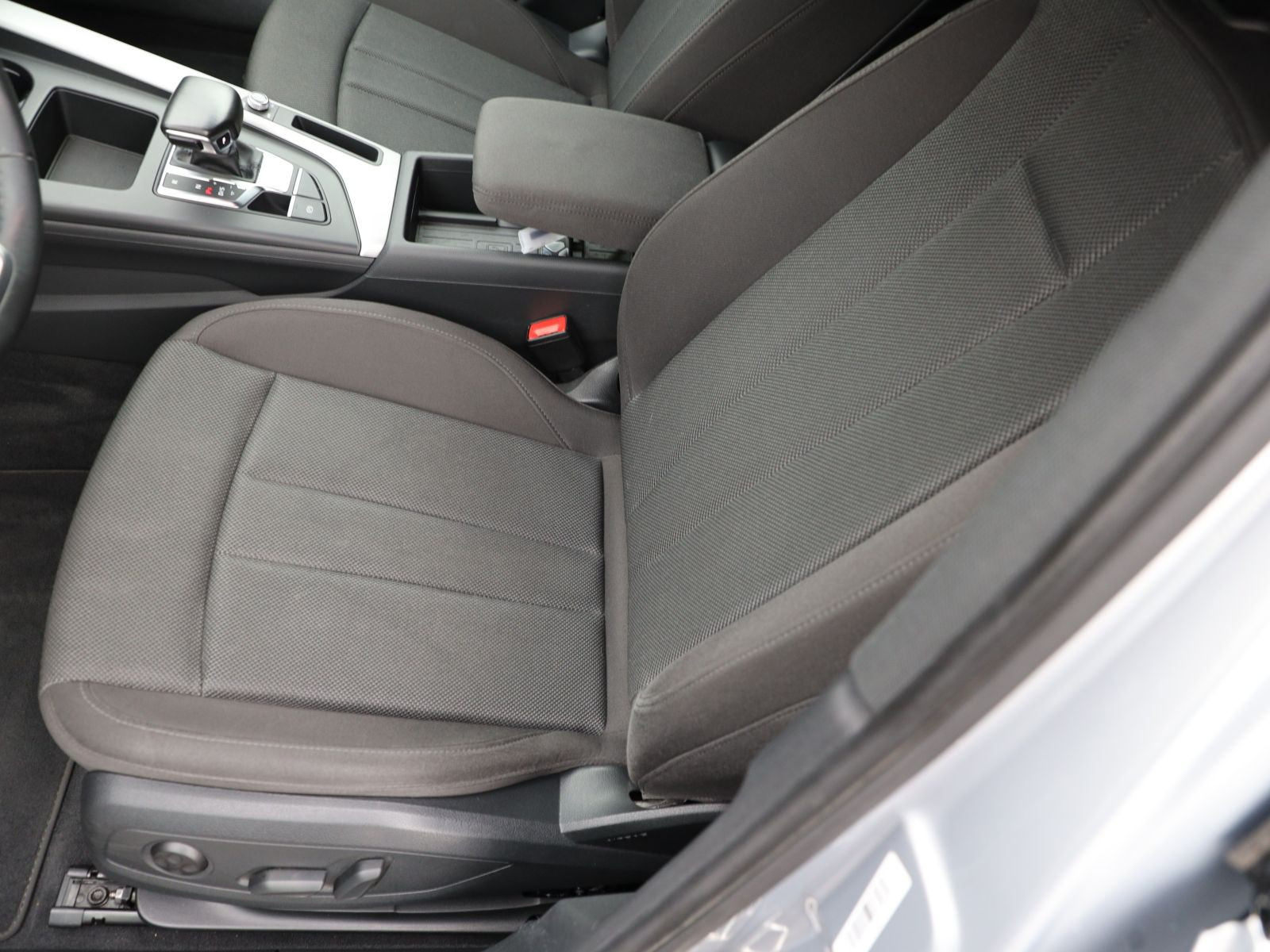 Audi A4 Avant Advanced 40TFSI qu Stronic Navi LED AHK