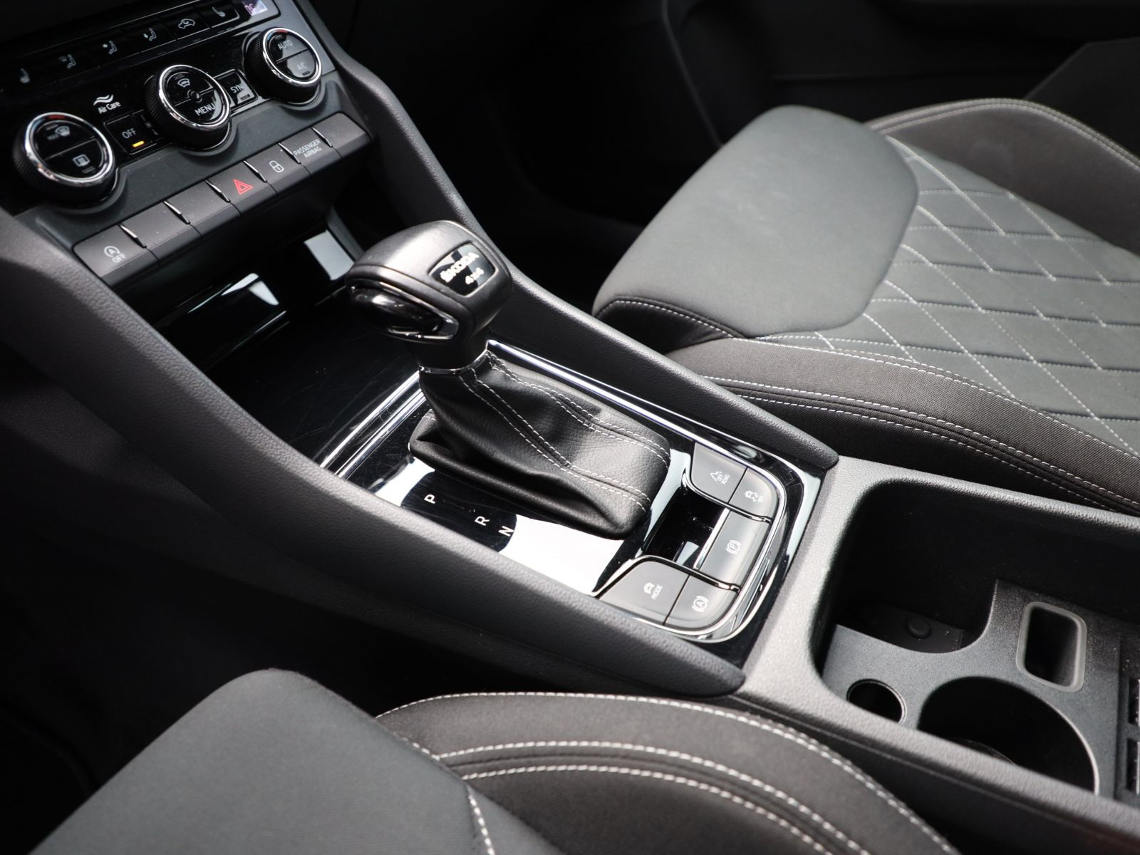 Skoda Karoq Sportline 2.0TSI 4x4 DSG Navi ACC LED EPH