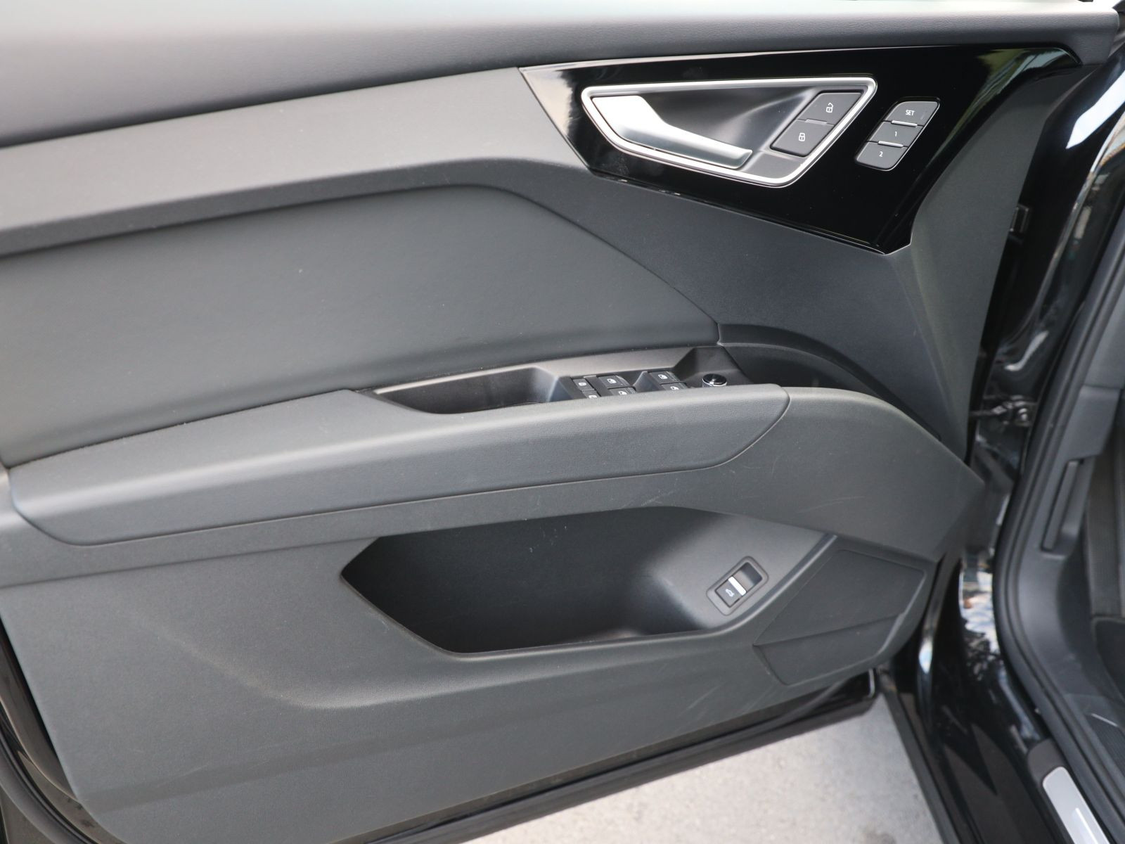Audi Q4 e-tron S line 40 Navi LED GRA Standklima AHK