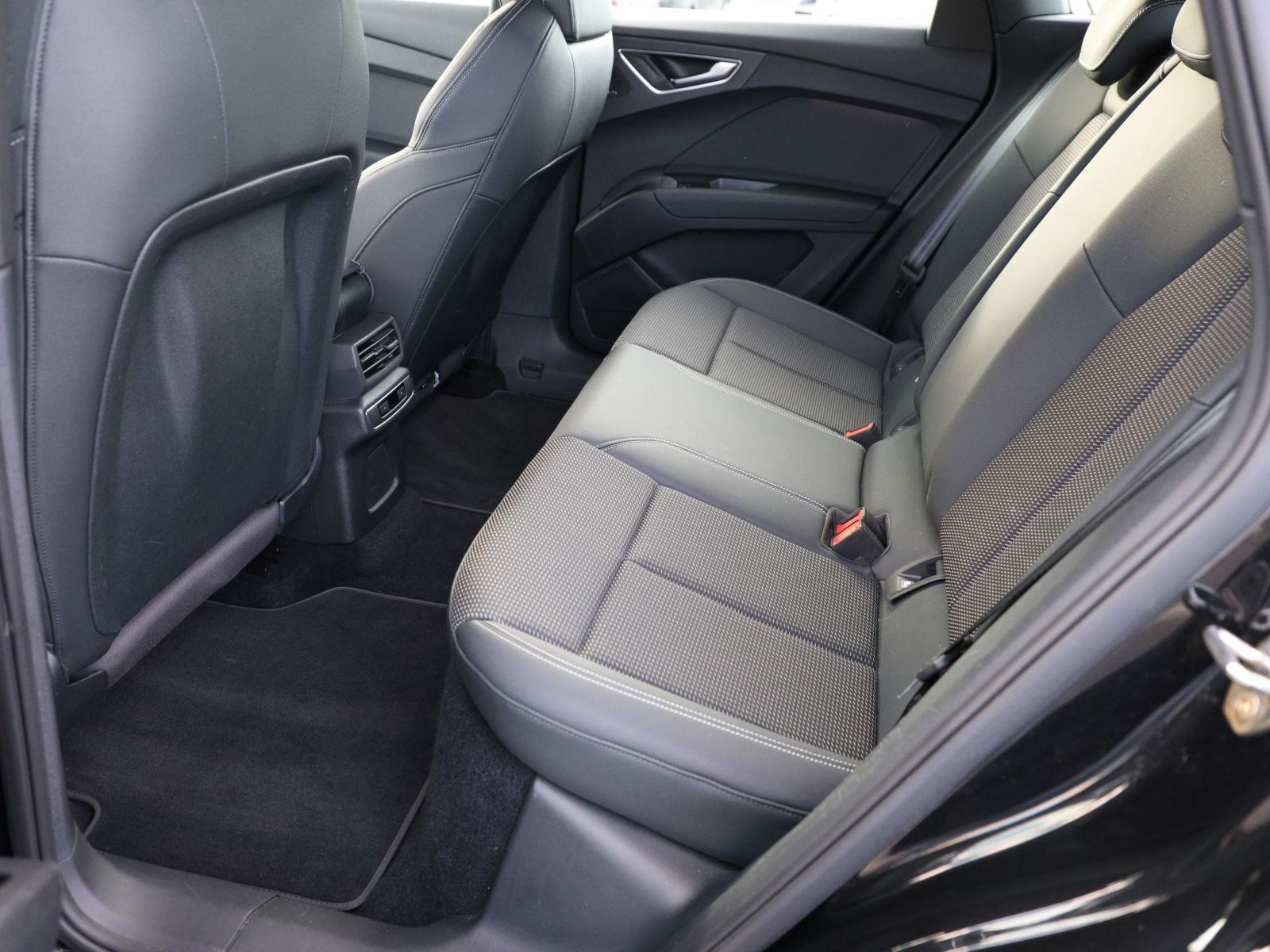 Audi Q4 e-tron S line 40 Navi LED GRA Standklima AHK