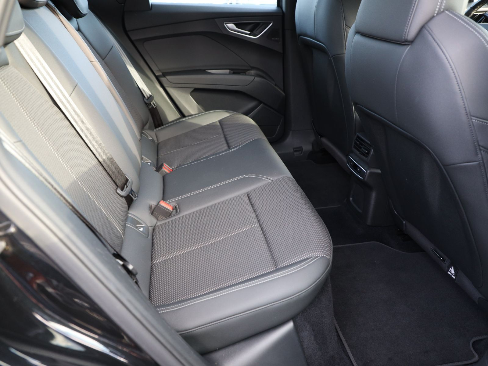 Audi Q4 e-tron S line 40 Navi LED GRA Standklima AHK