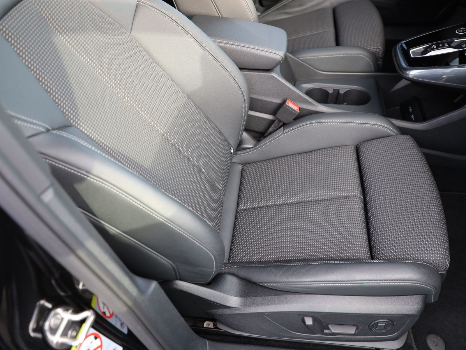 Audi Q4 e-tron S line 40 Navi LED GRA Standklima AHK