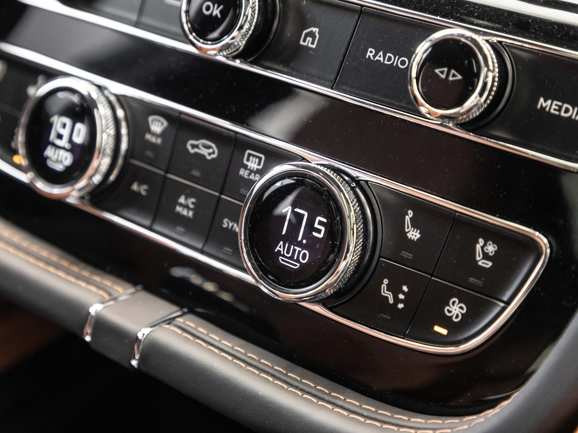 Bentley Bentayga EWB AZURE BLACK / TAN / FULL OPTION