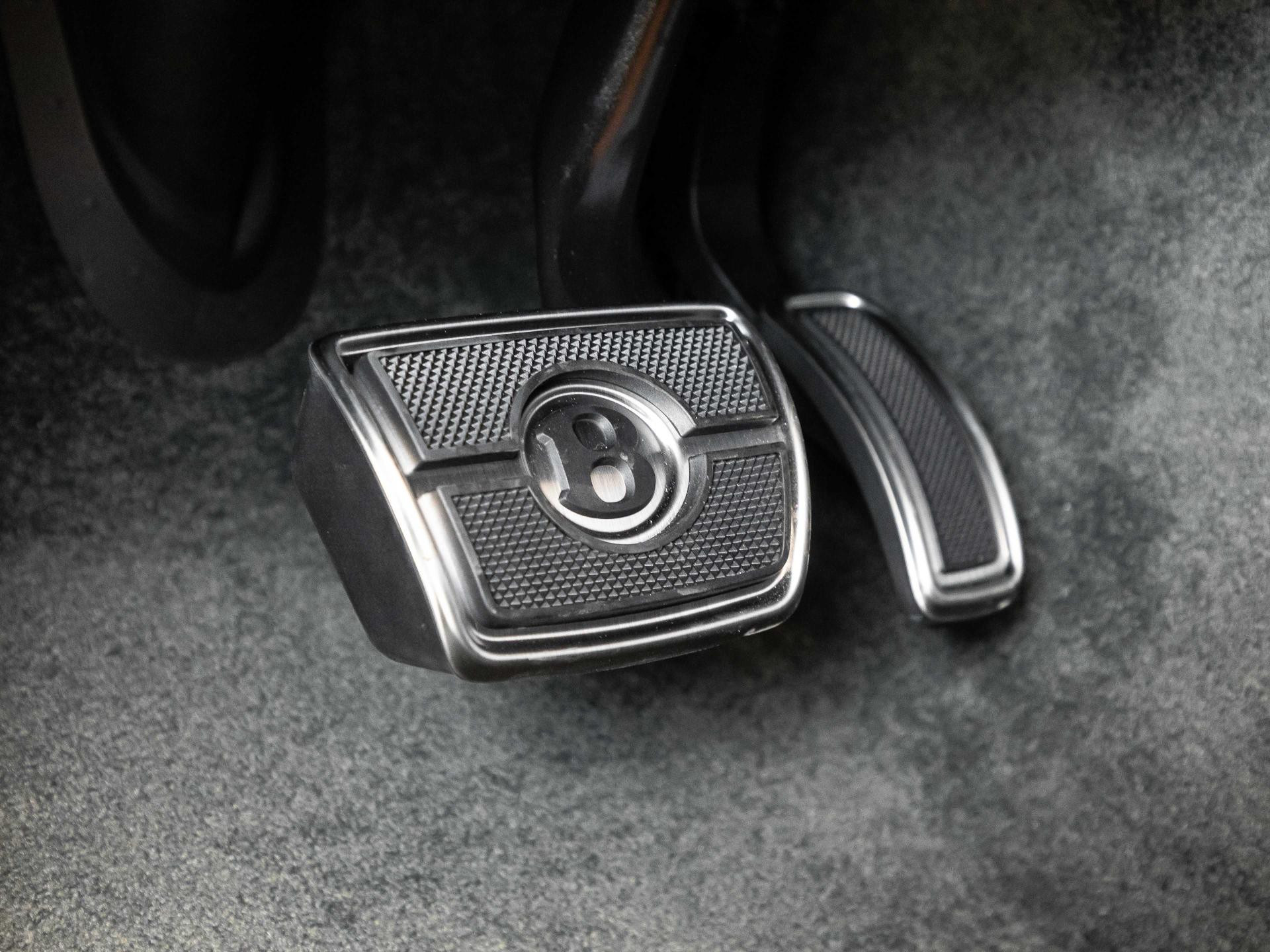 Bentley Bentayga EWB AZURE BLACK / TAN / FULL OPTION