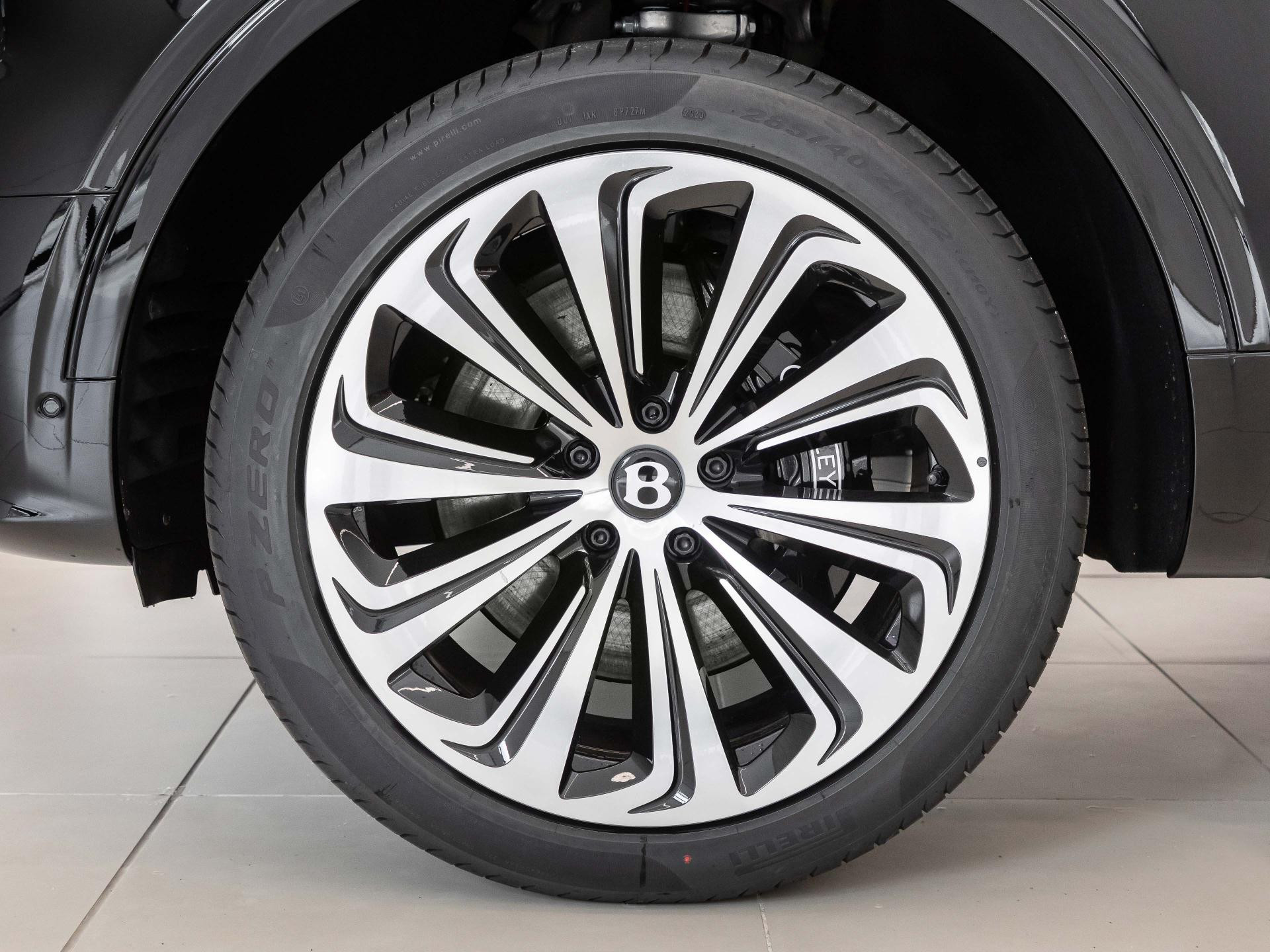 Bentley Bentayga EWB AZURE BLACK / TAN / FULL OPTION