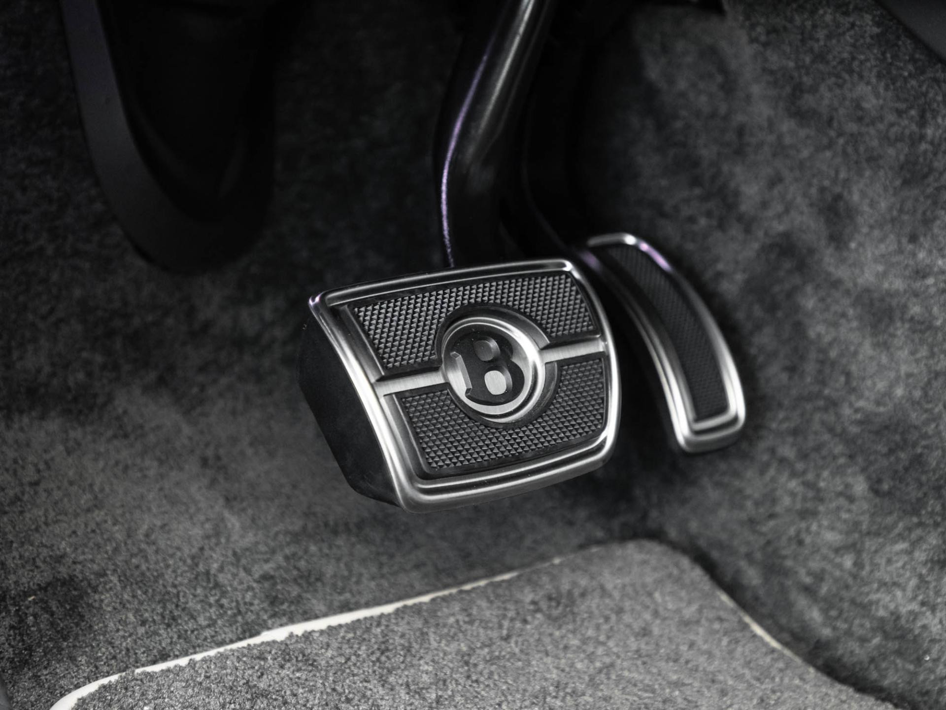 Bentley Bentayga V8 TOURING / NAIM / AHK / STANDHEIZUNG