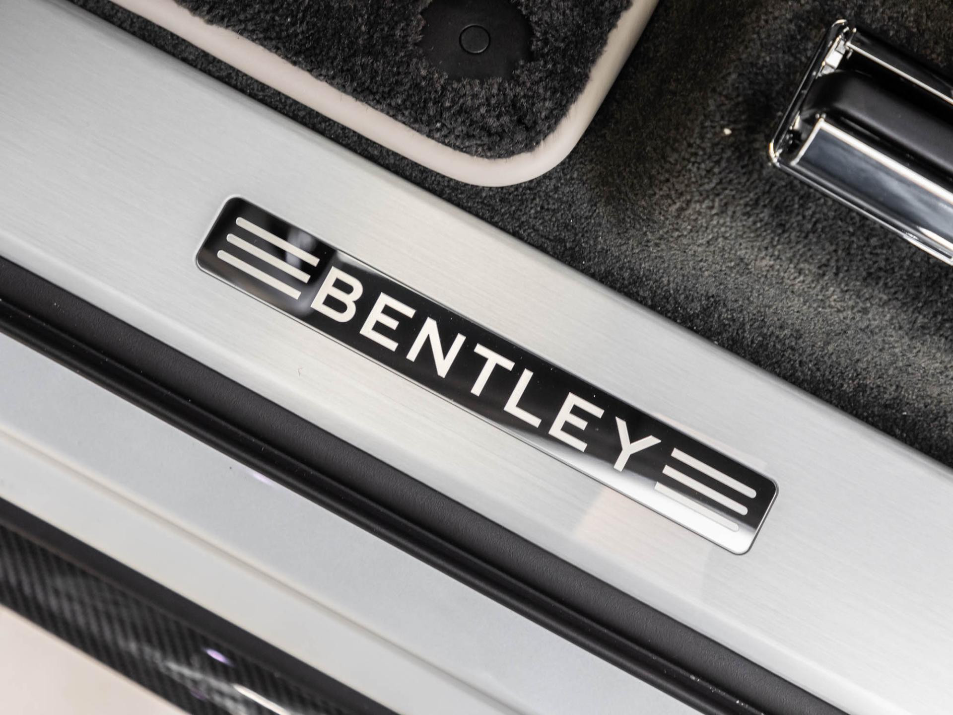 Bentley Bentayga V8 TOURING / NAIM / AHK / STANDHEIZUNG