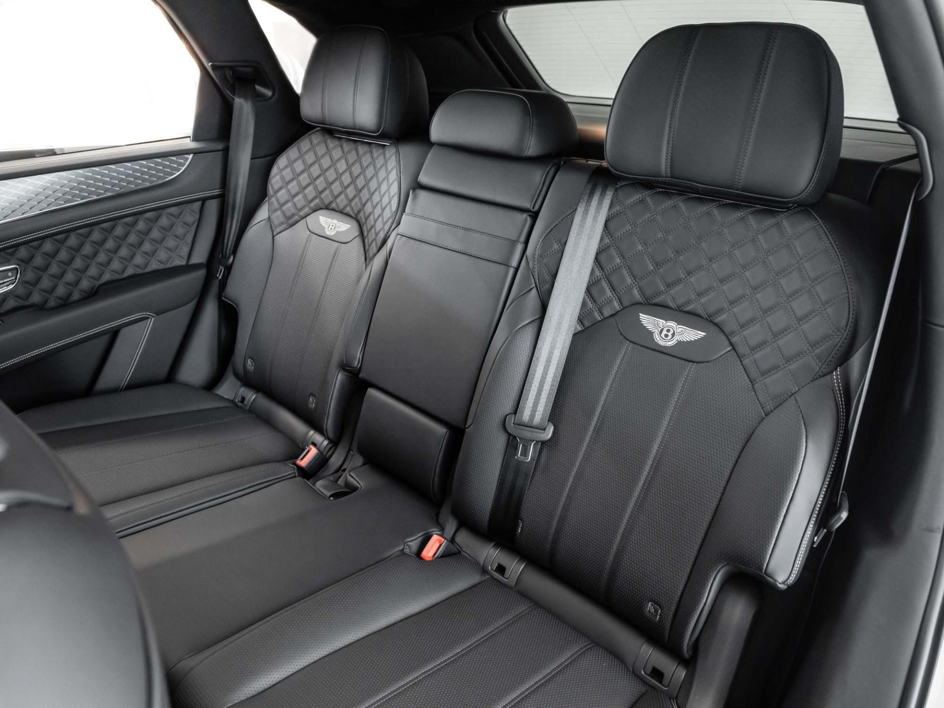 Bentley Bentayga V8 TOURING / NAIM / AHK / STANDHEIZUNG