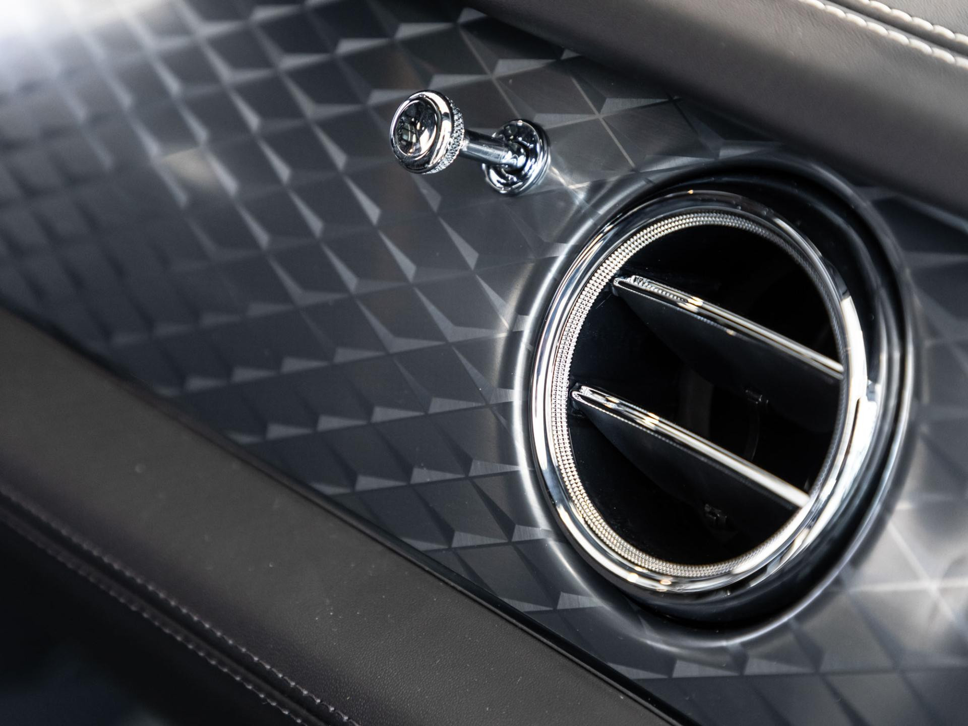 Bentley Bentayga V8 TOURING / NAIM / AHK / STANDHEIZUNG