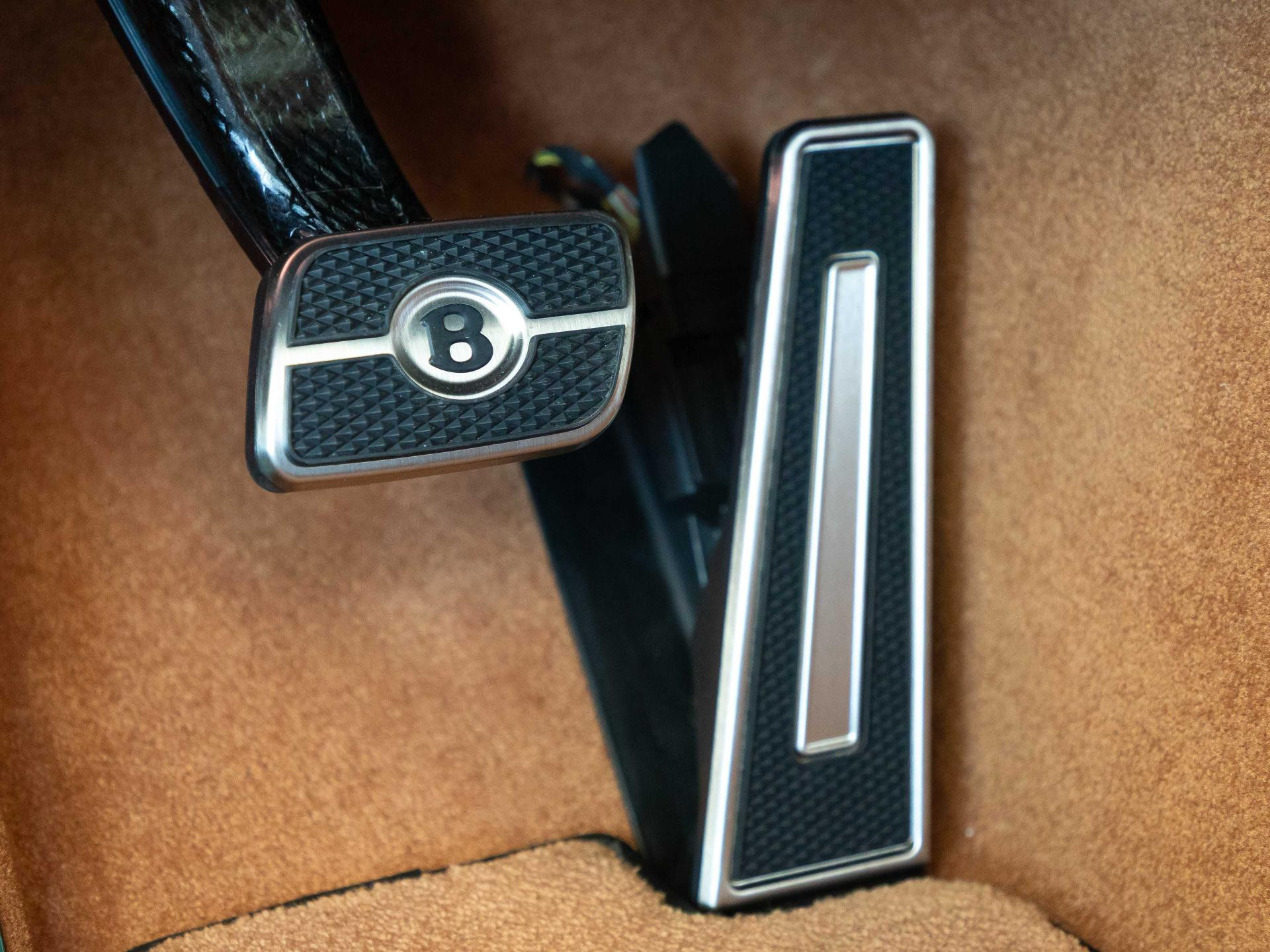 Bentley Continental GT AKRAPOVIC / TOURING / FULL OPTION