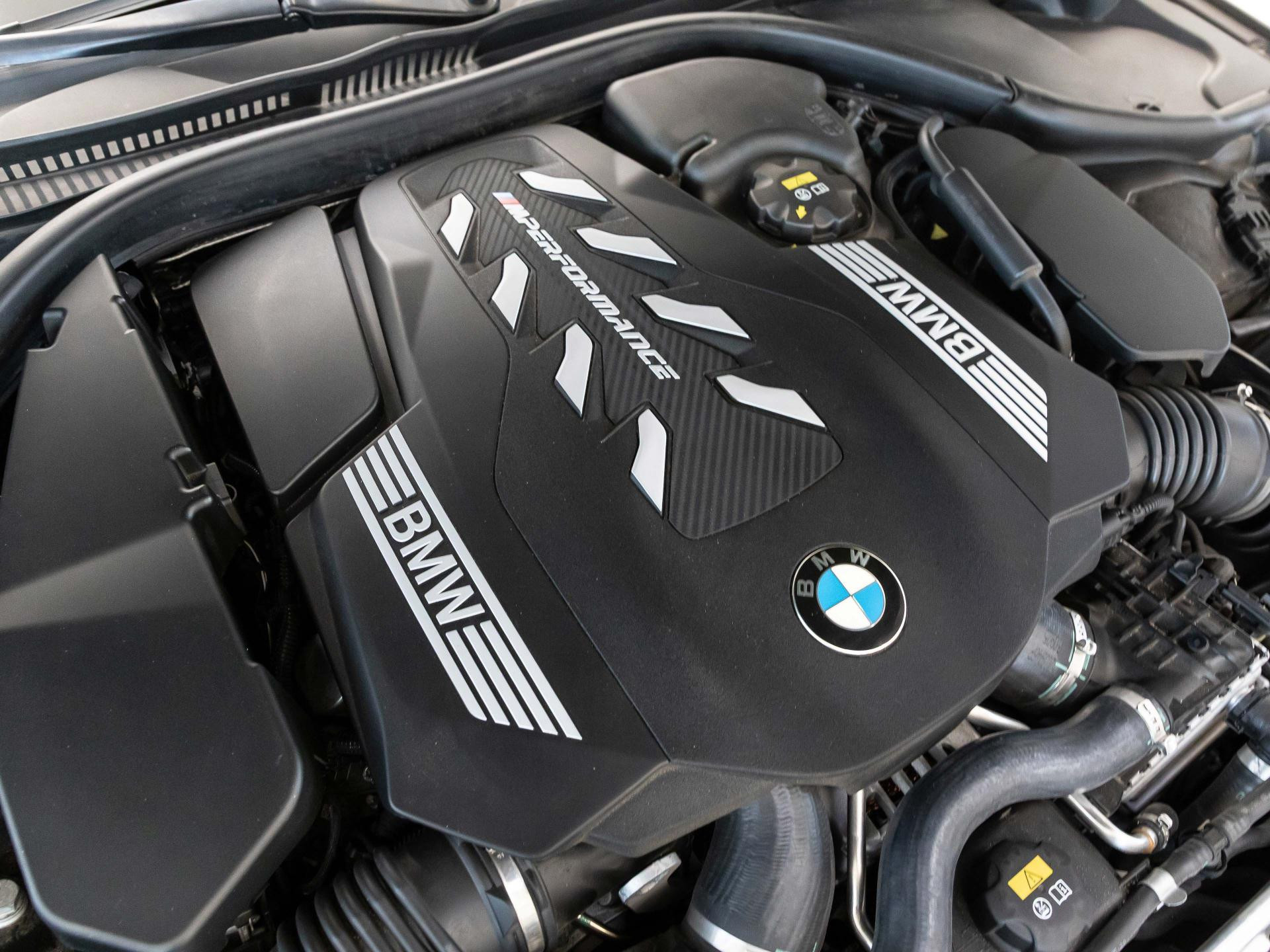 BMW M850i xDrive Carbon Core