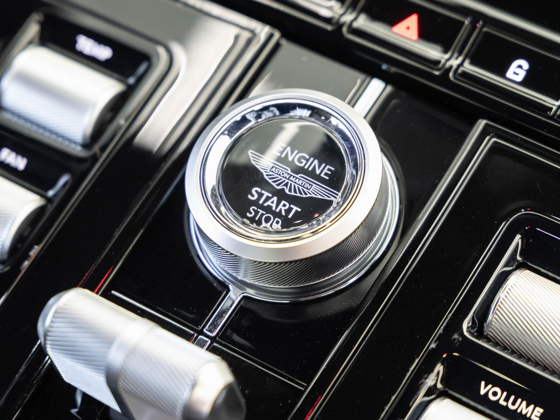 Aston Martin DB12 Coupé von BENTLEY FRANKFURT