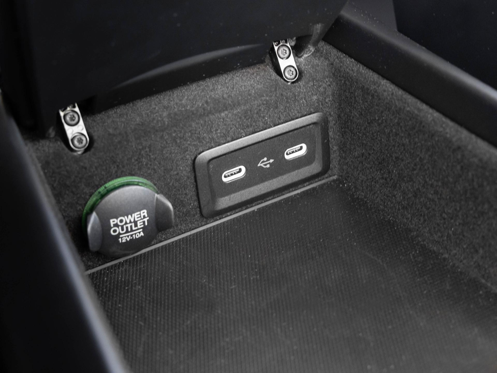 Aston Martin DB12 Coupé von BENTLEY FRANKFURT