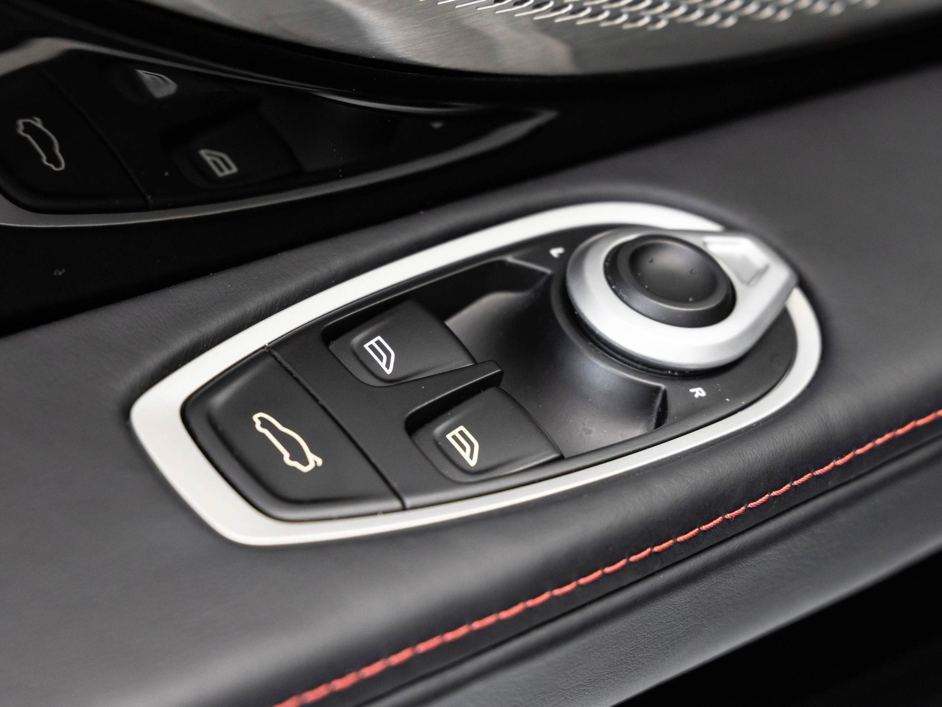 Aston Martin DB12 Coupé von BENTLEY FRANKFURT