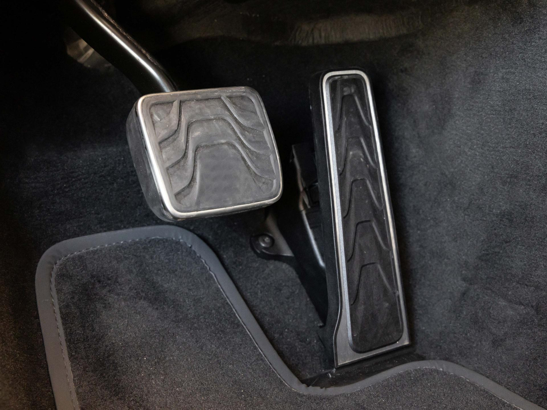 Aston Martin DB12 Coupé von BENTLEY FRANKFURT