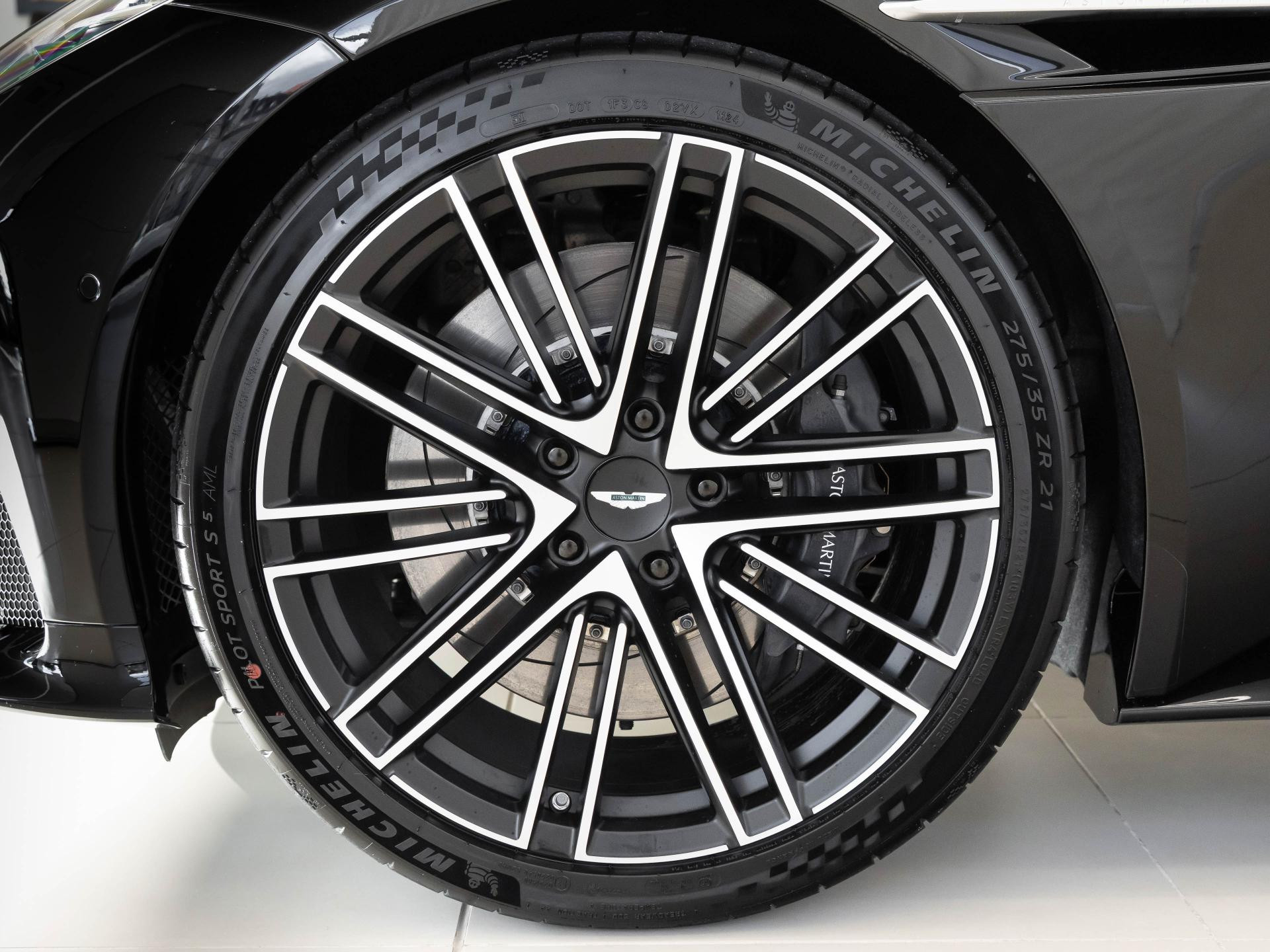 Aston Martin DB12 Coupé von BENTLEY FRANKFURT