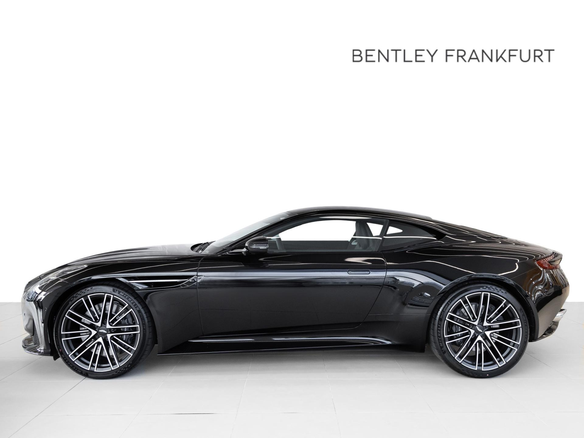 Aston Martin DB12 Coupé von BENTLEY FRANKFURT