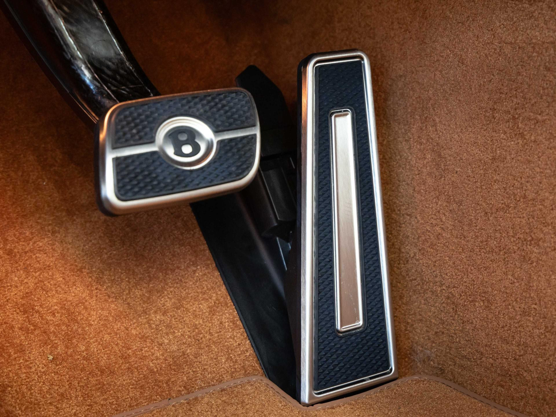 Bentley Continental GT CARBON STYLING / AKRAPOVIC / PANO